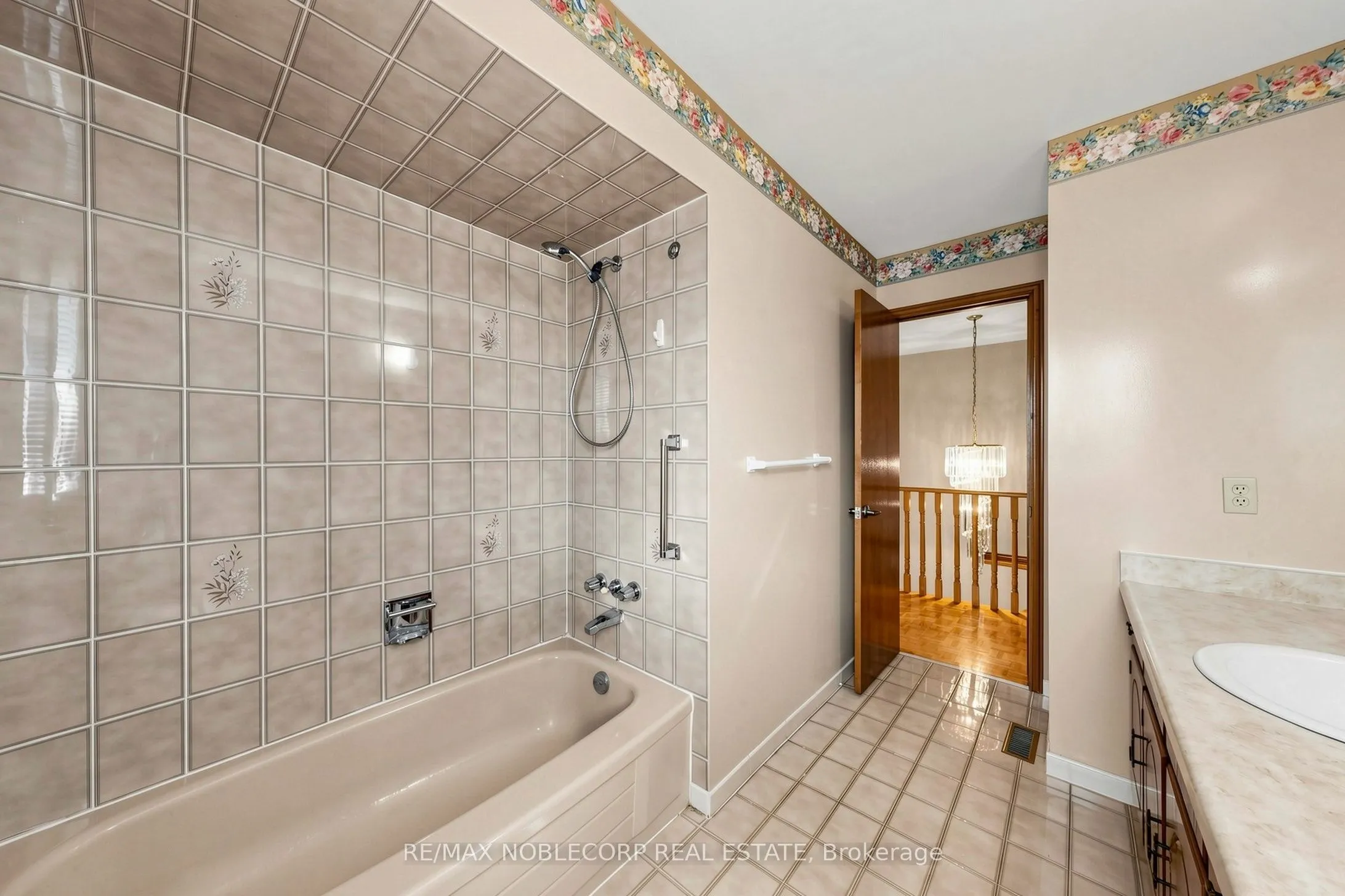 162 Venetian Crescent