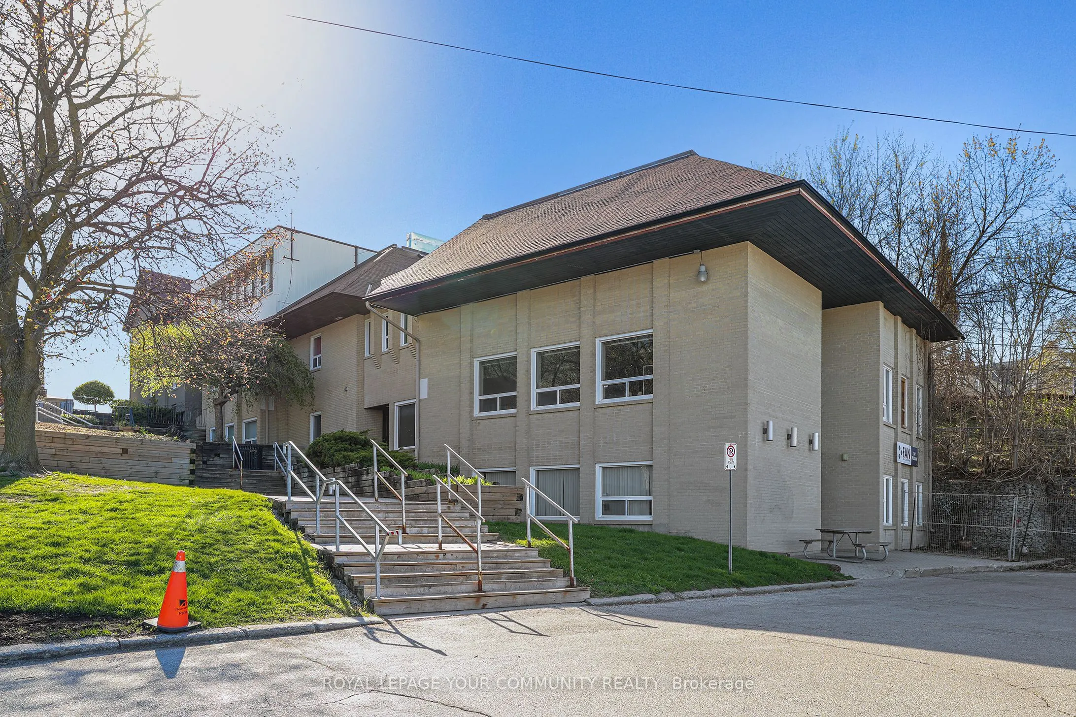171 Main Street S