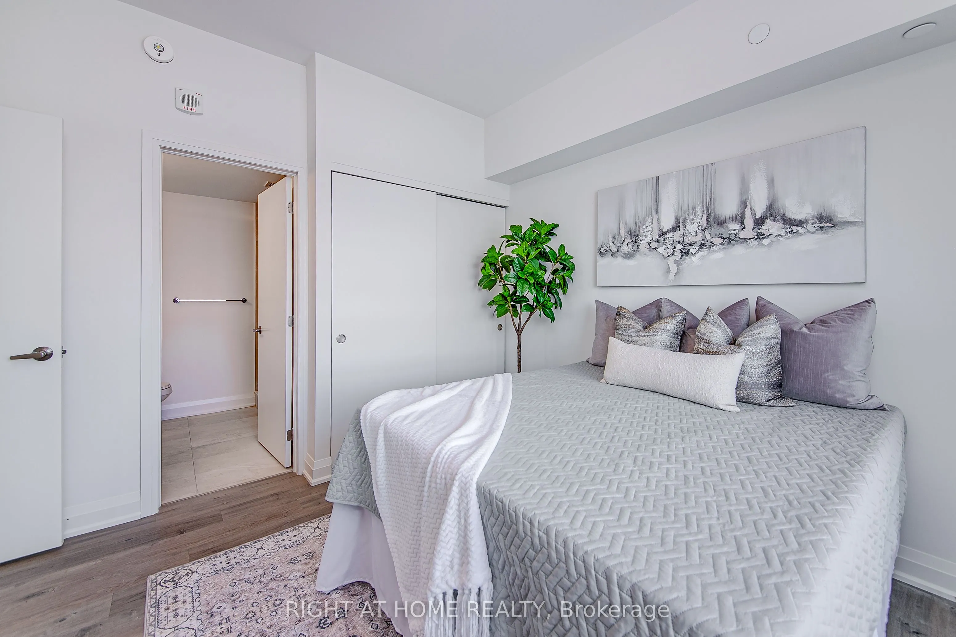 58 Lakeside Terrace, #1006