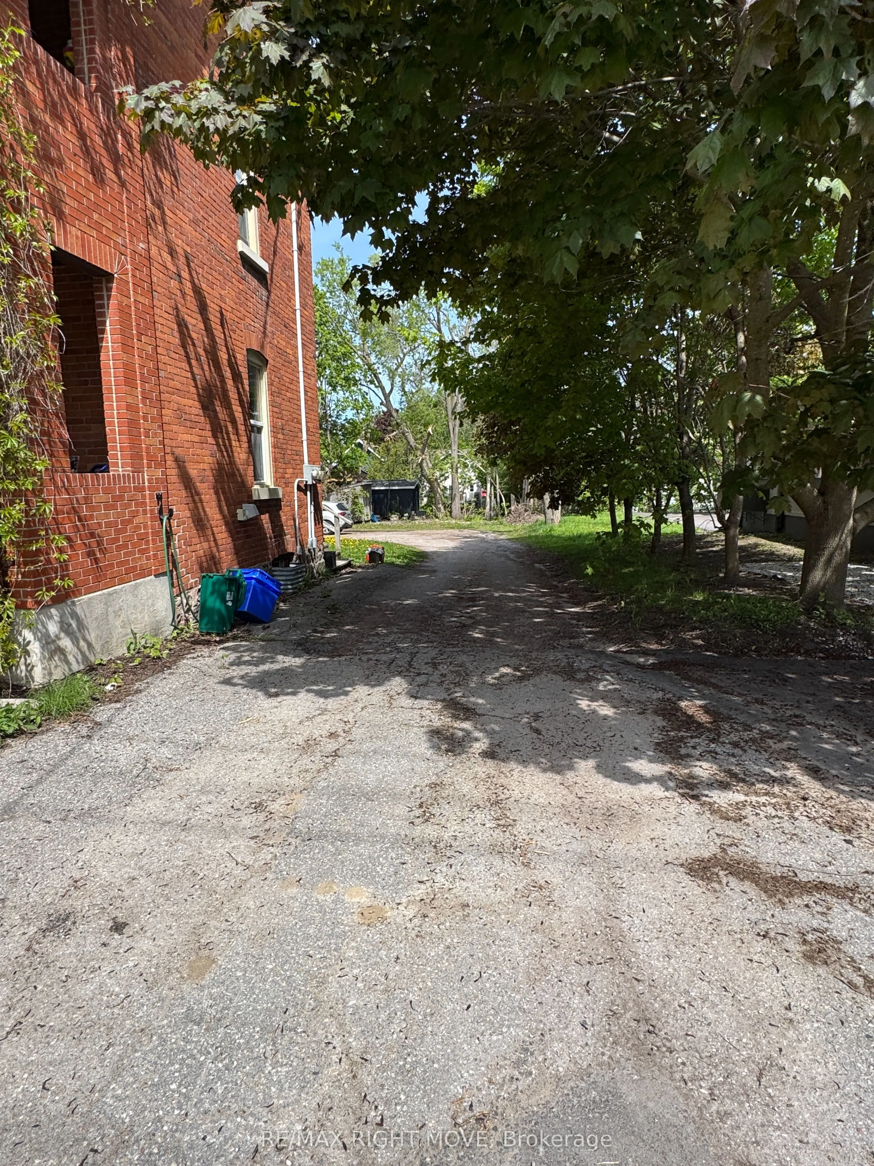 264 Mississaga Street W