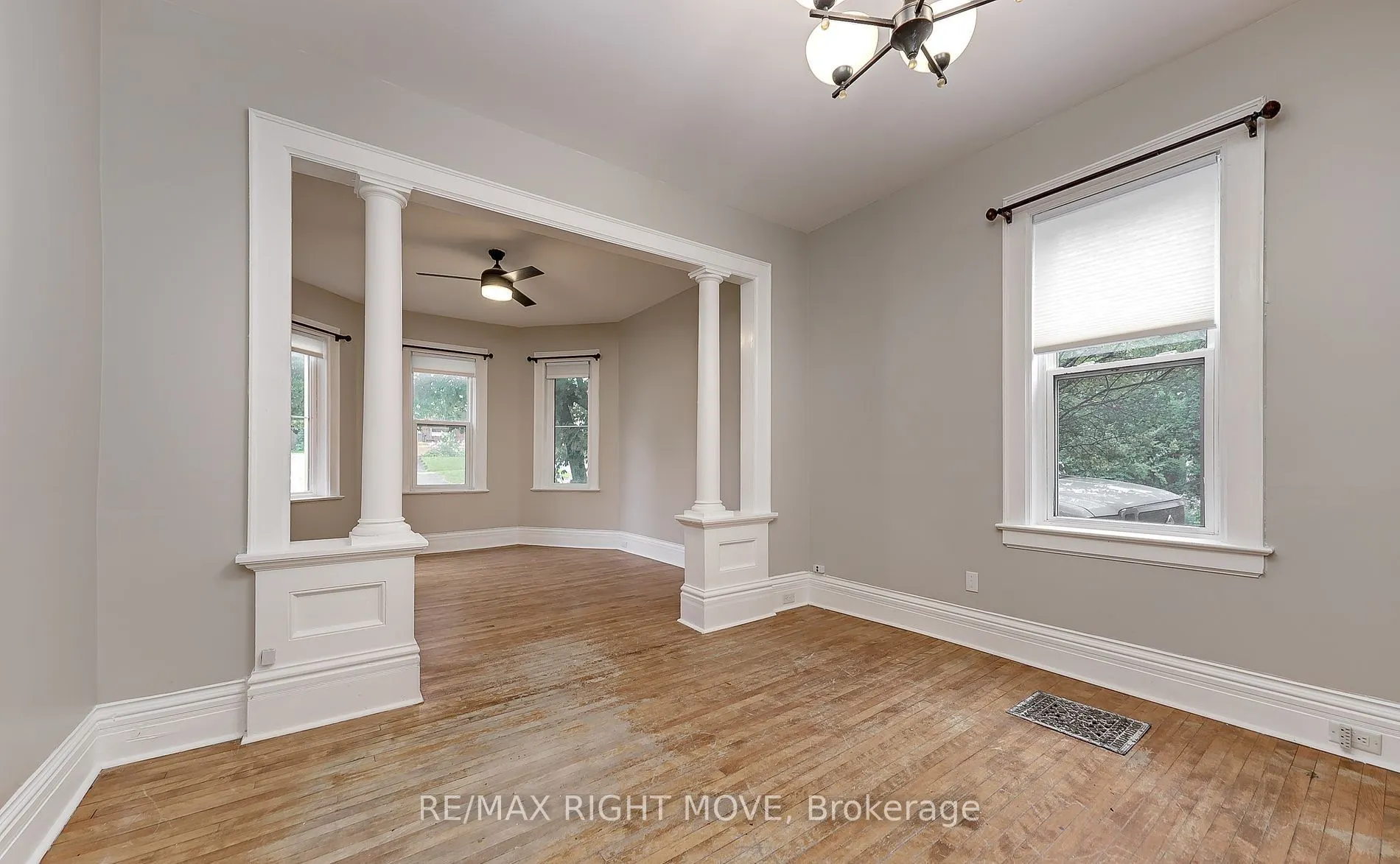 264 Mississaga Street W