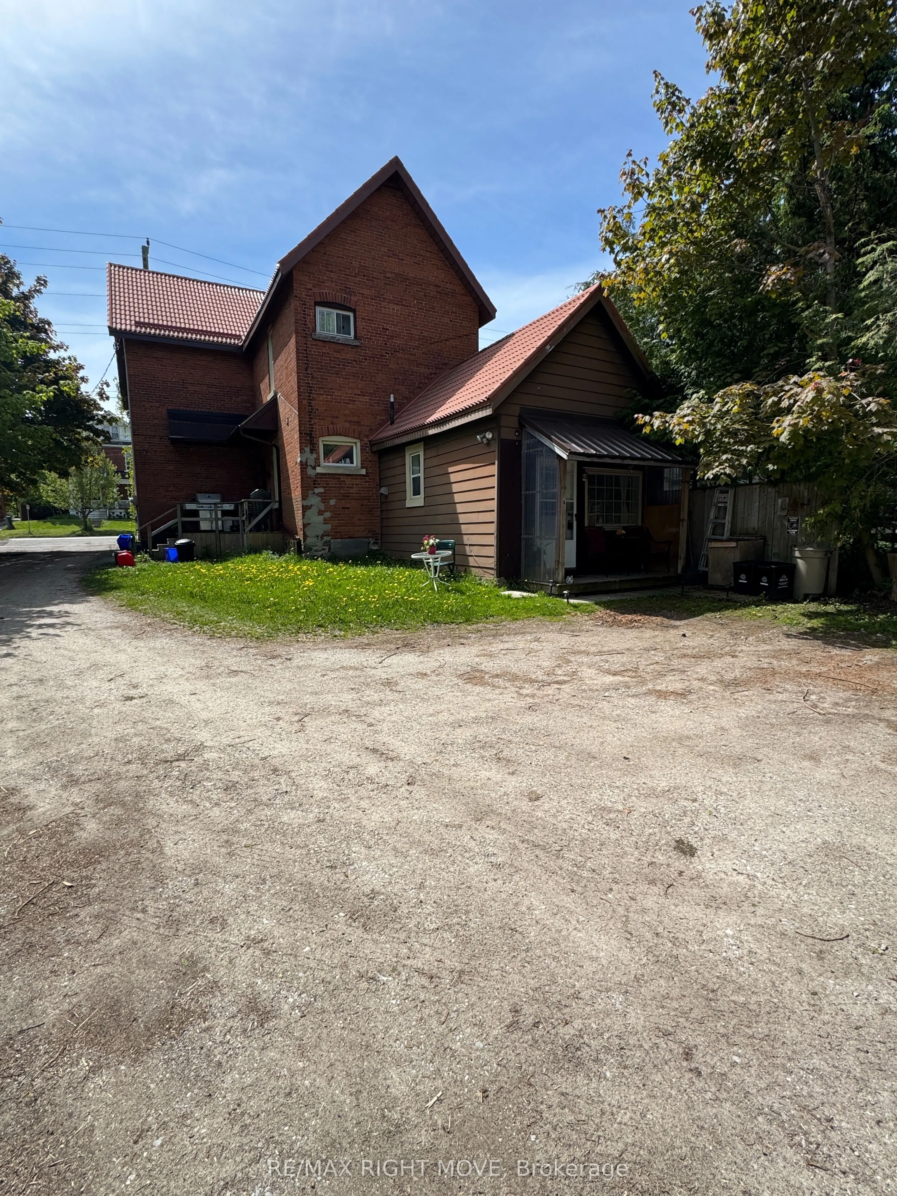 264 Mississaga Street W