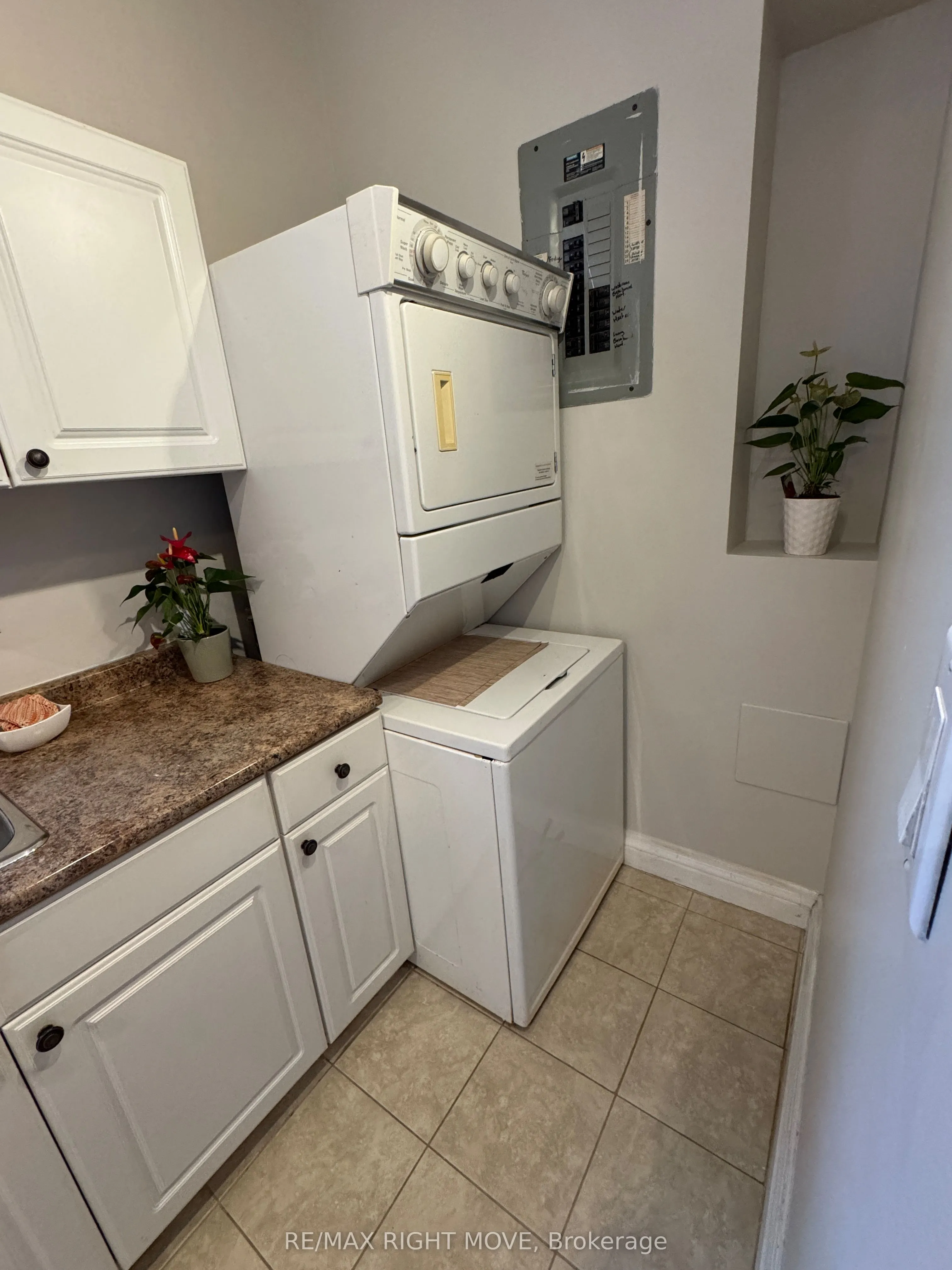 264 Mississaga Street W