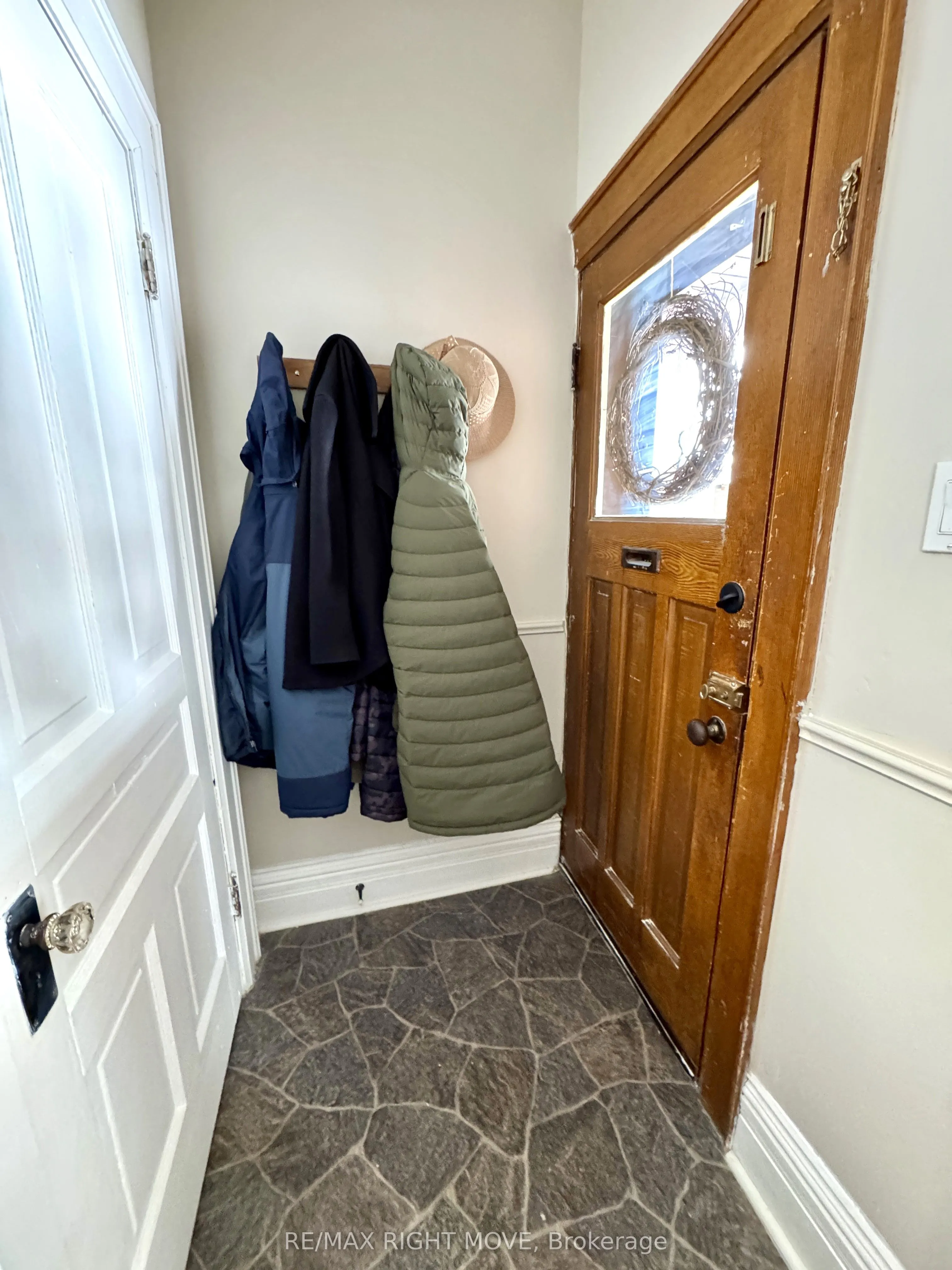 264 Mississaga Street W