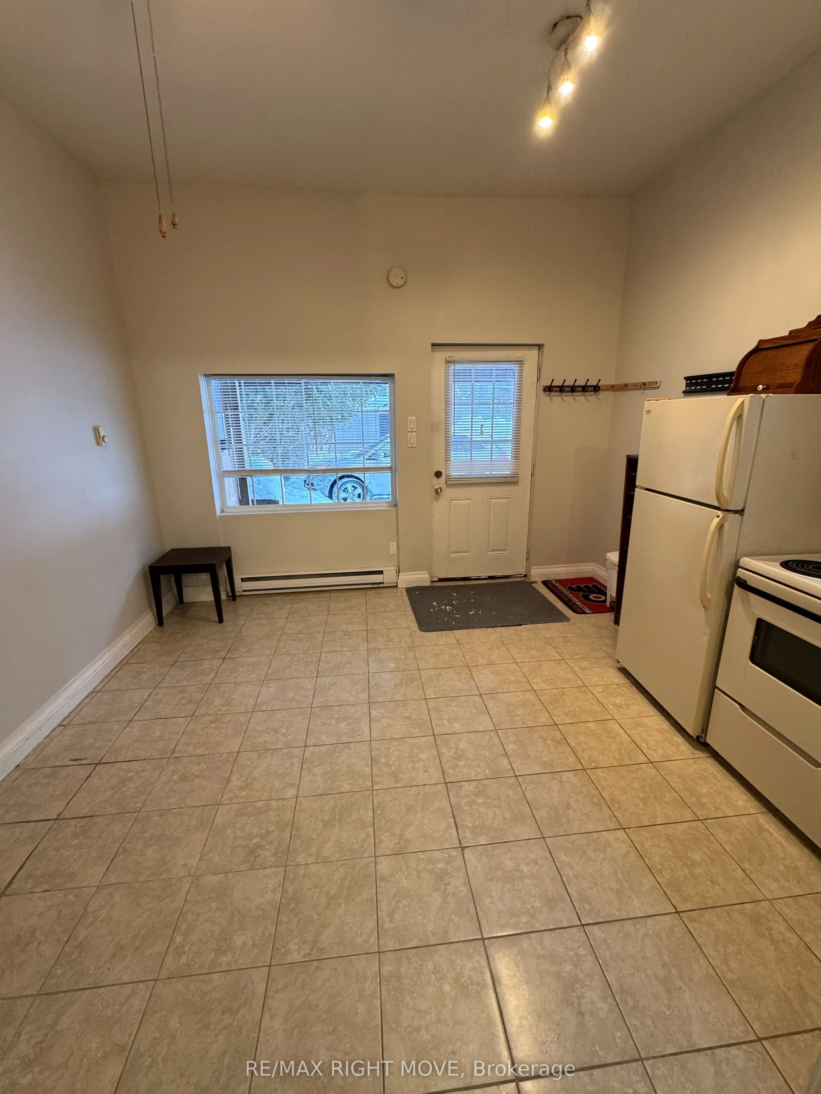 264 Mississaga Street W