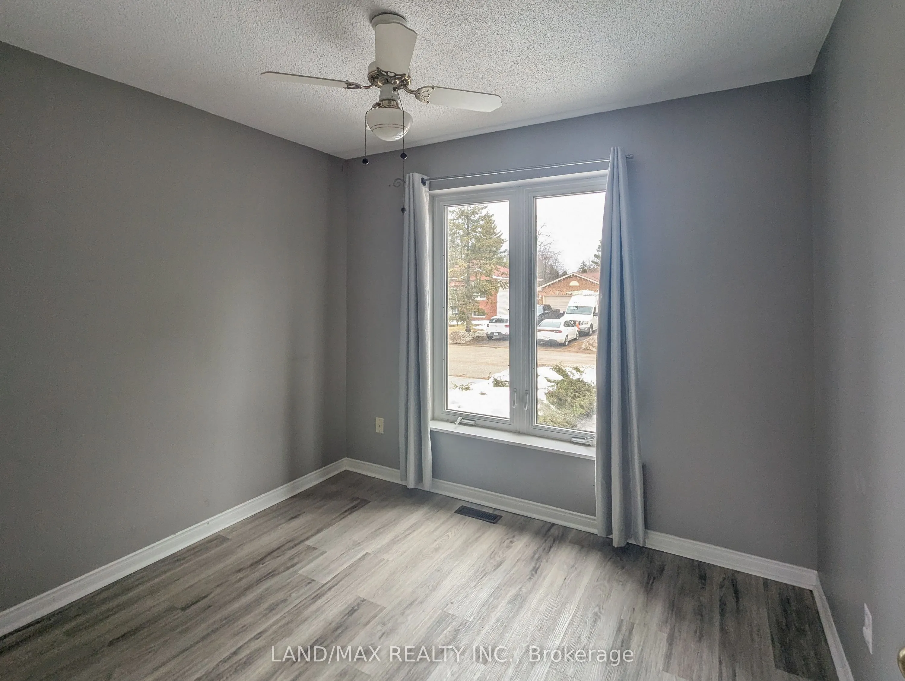 33 Evergreen Crescent