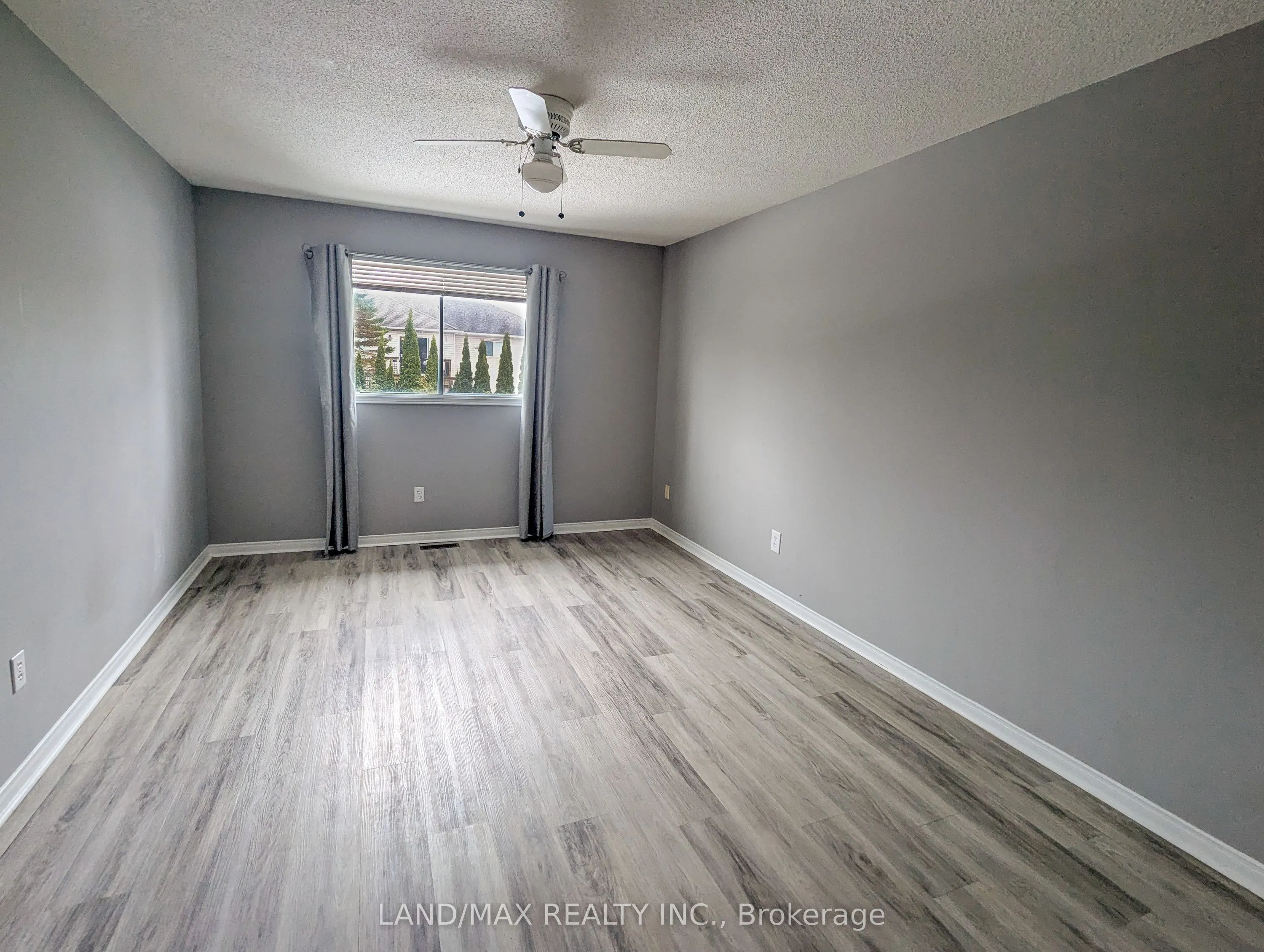 33 Evergreen Crescent