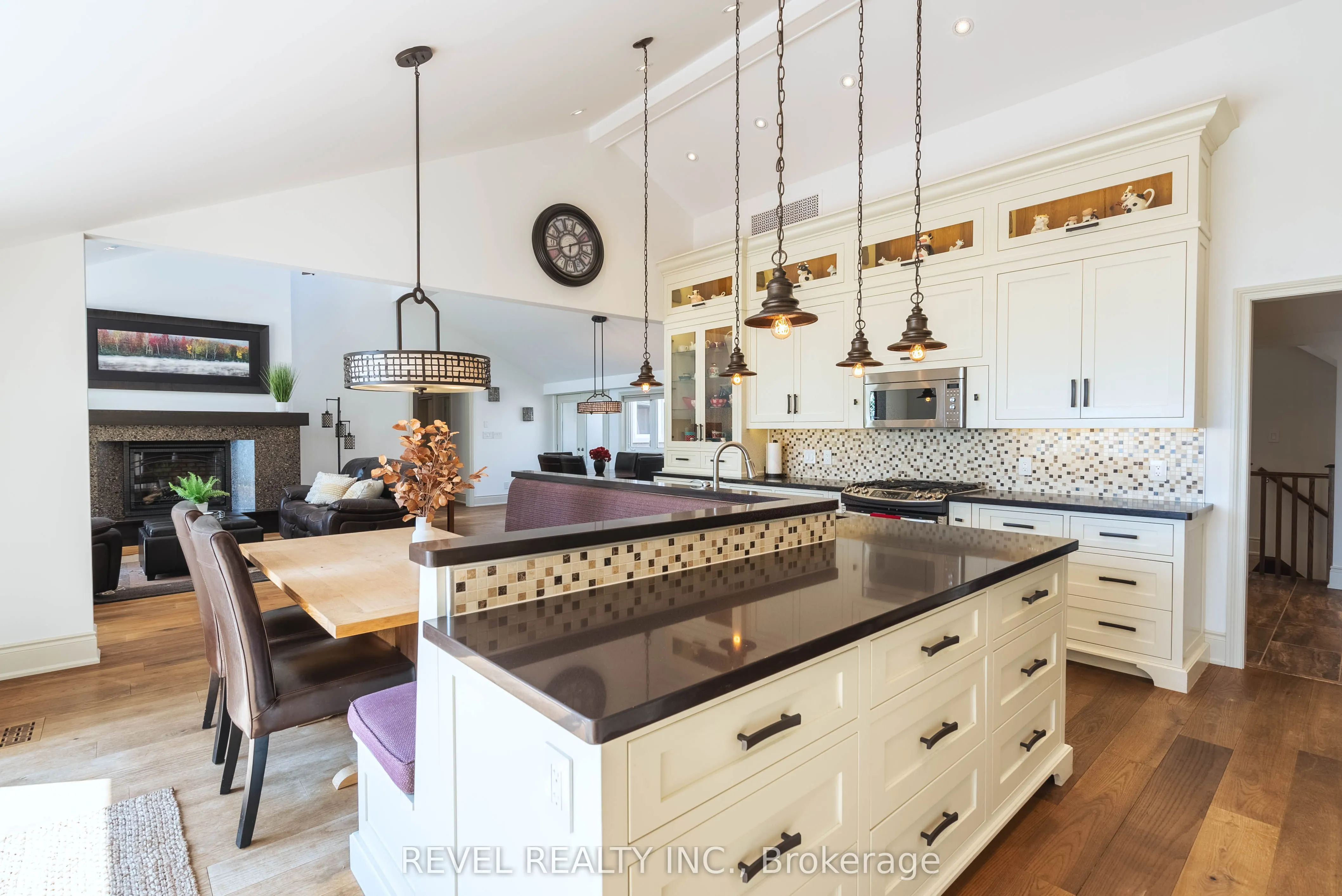 183 Lakeshore Road W