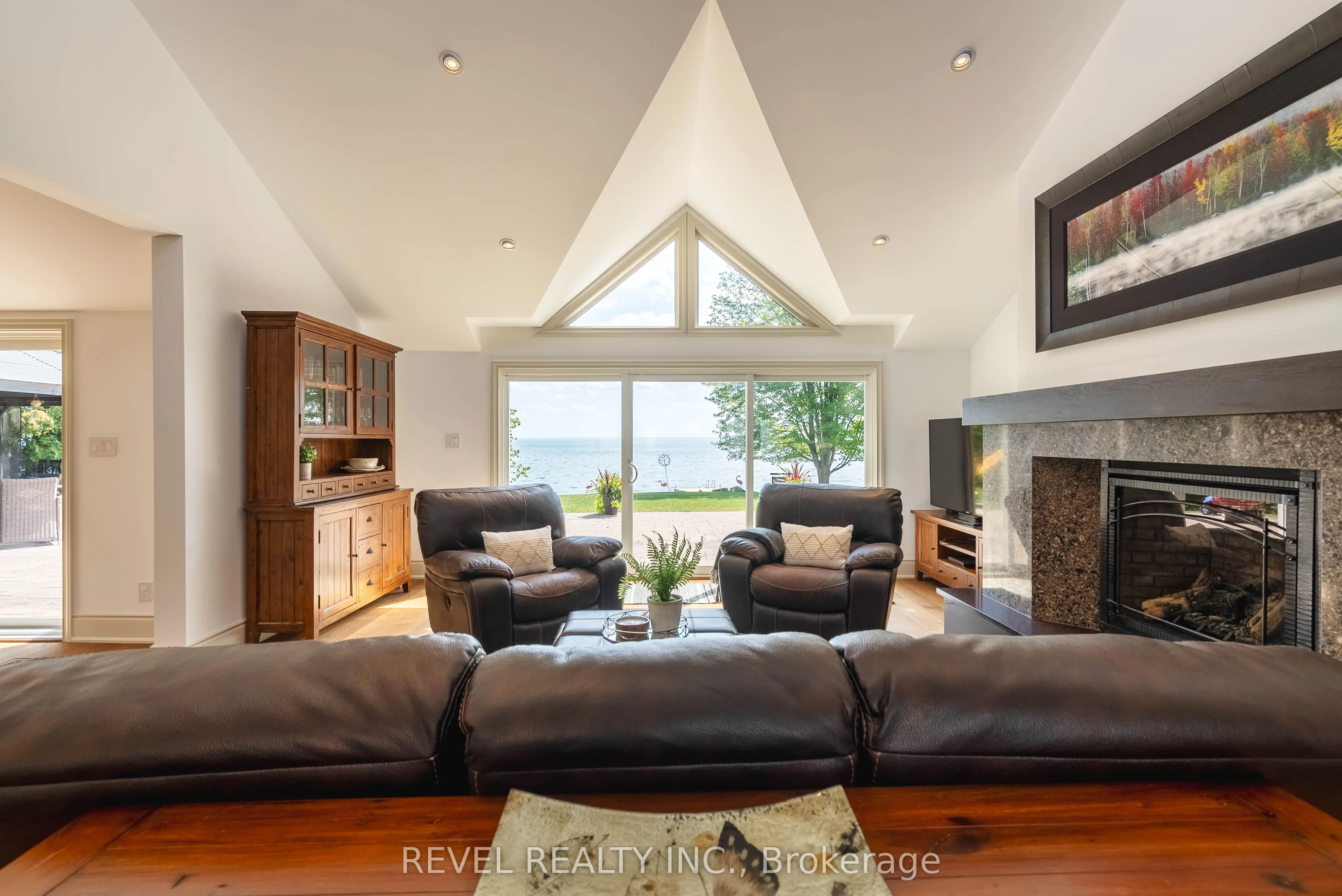 183 Lakeshore Road W
