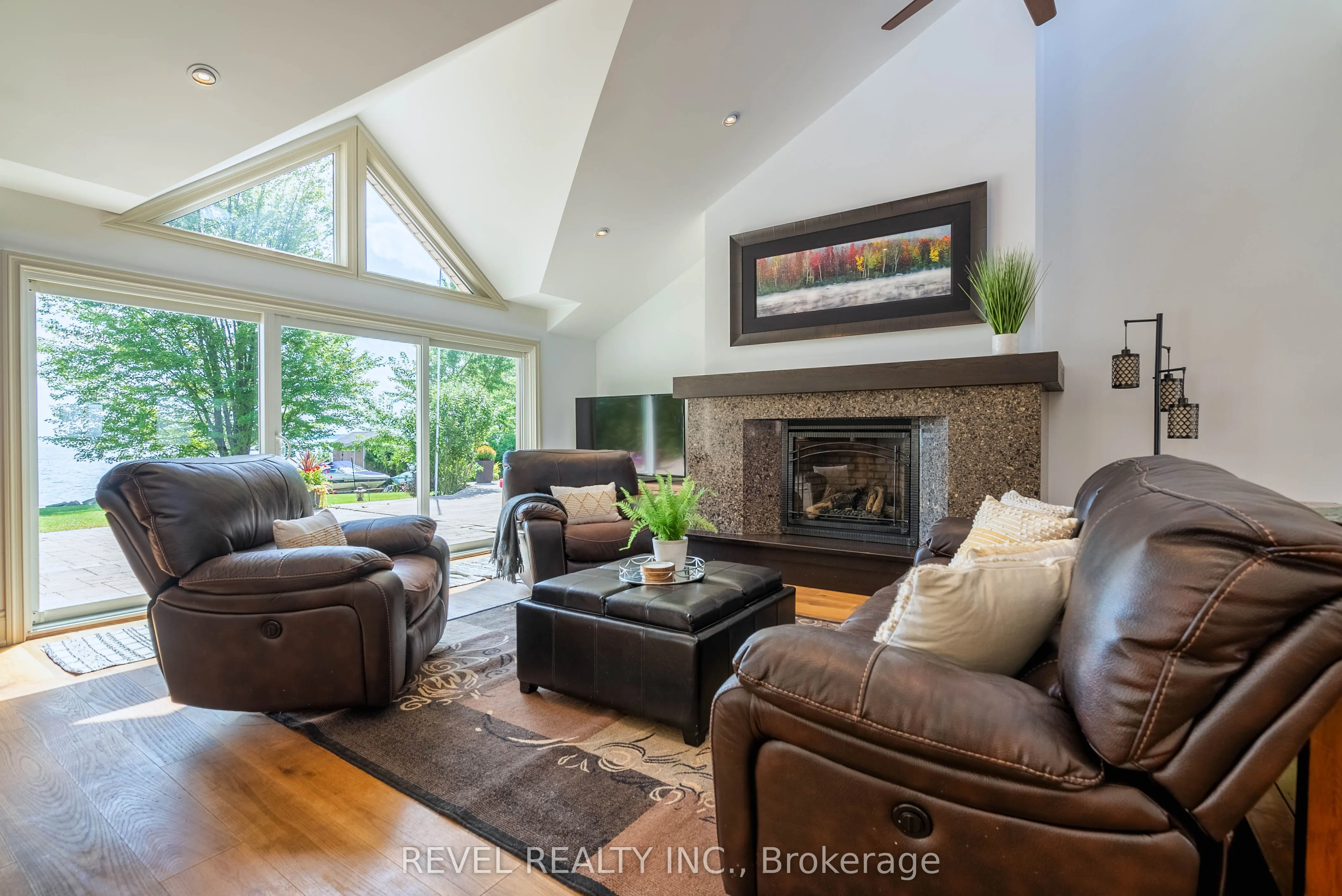 183 Lakeshore Road W