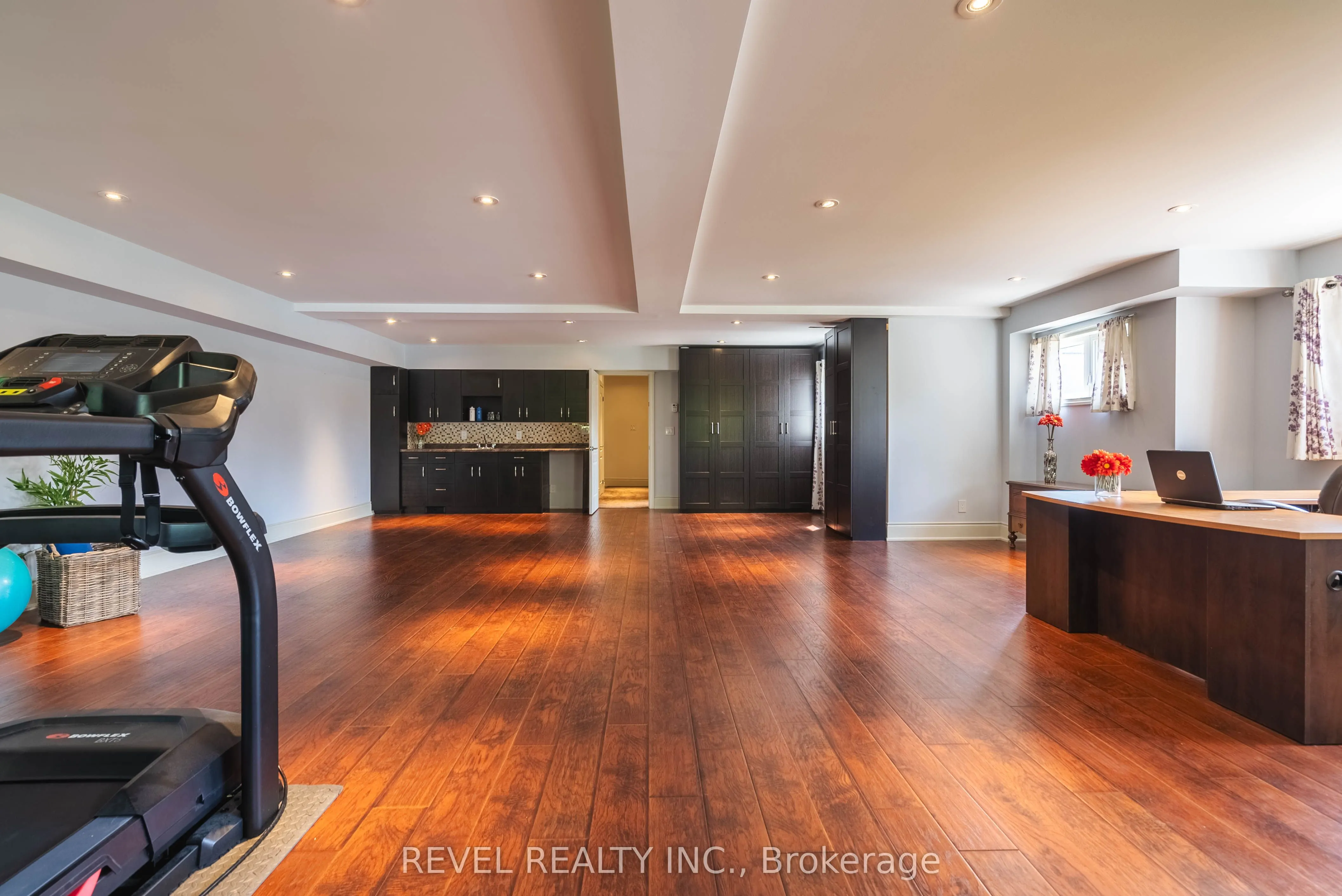 183 Lakeshore Road W