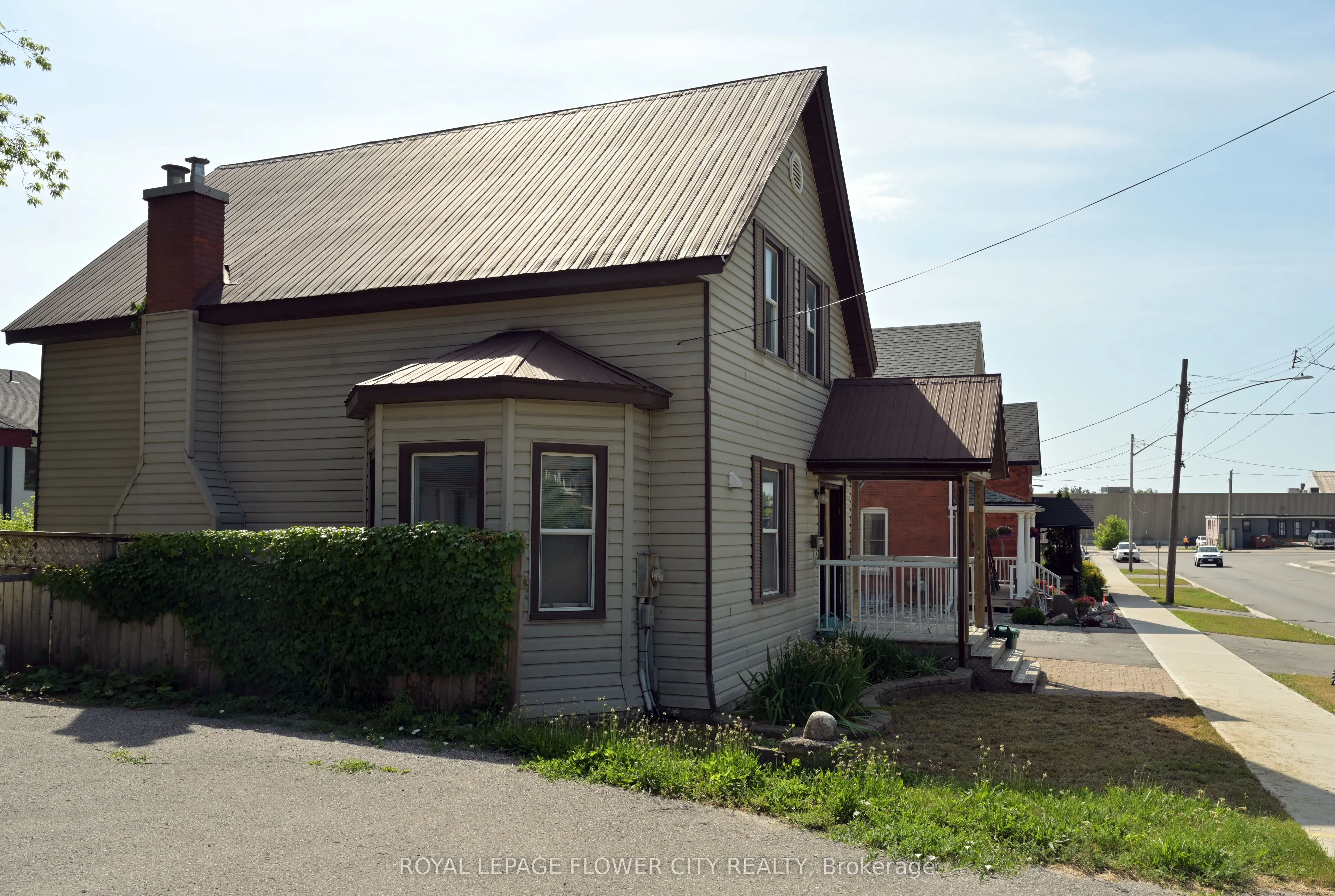 112 Laclie Street