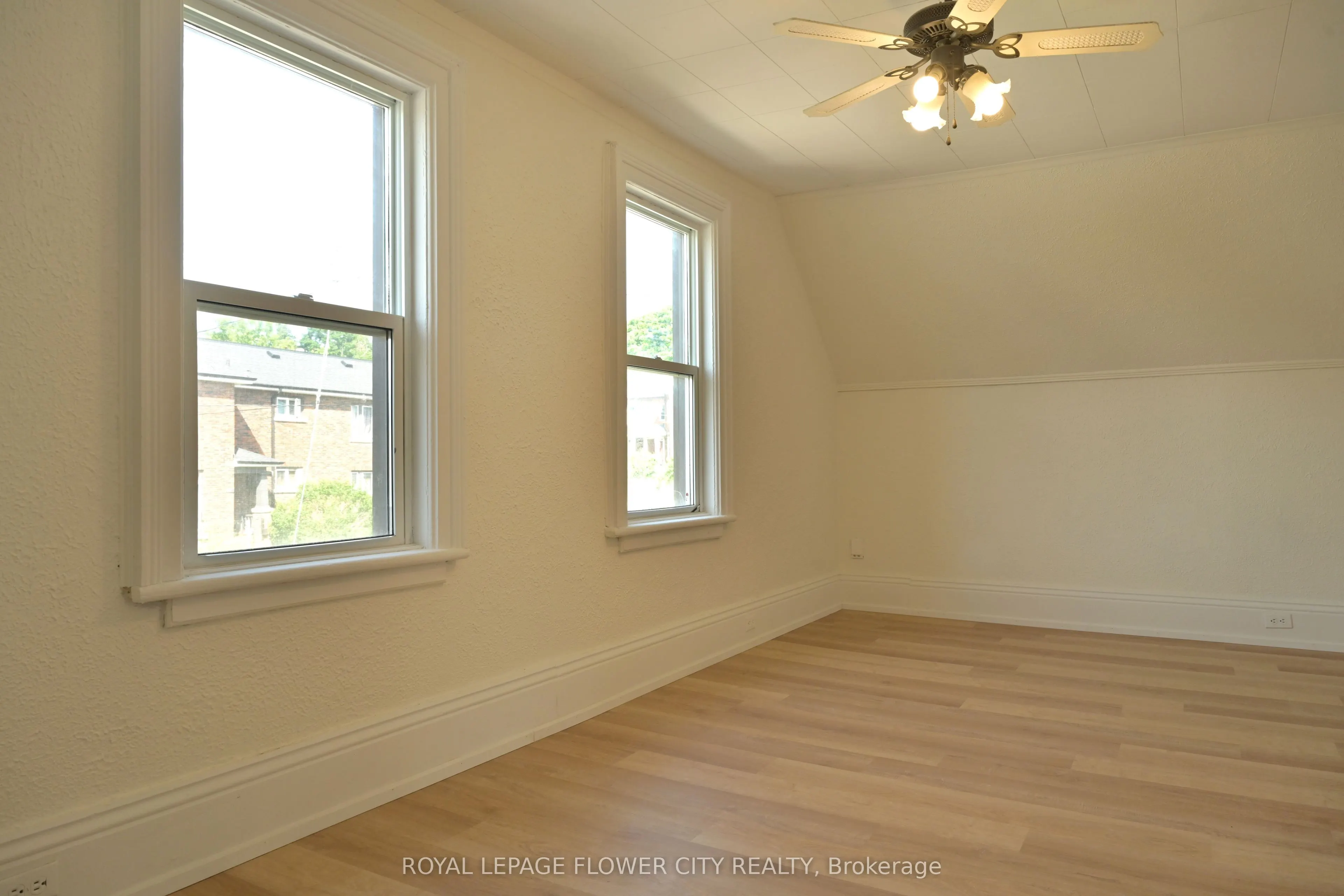 112 Laclie Street
