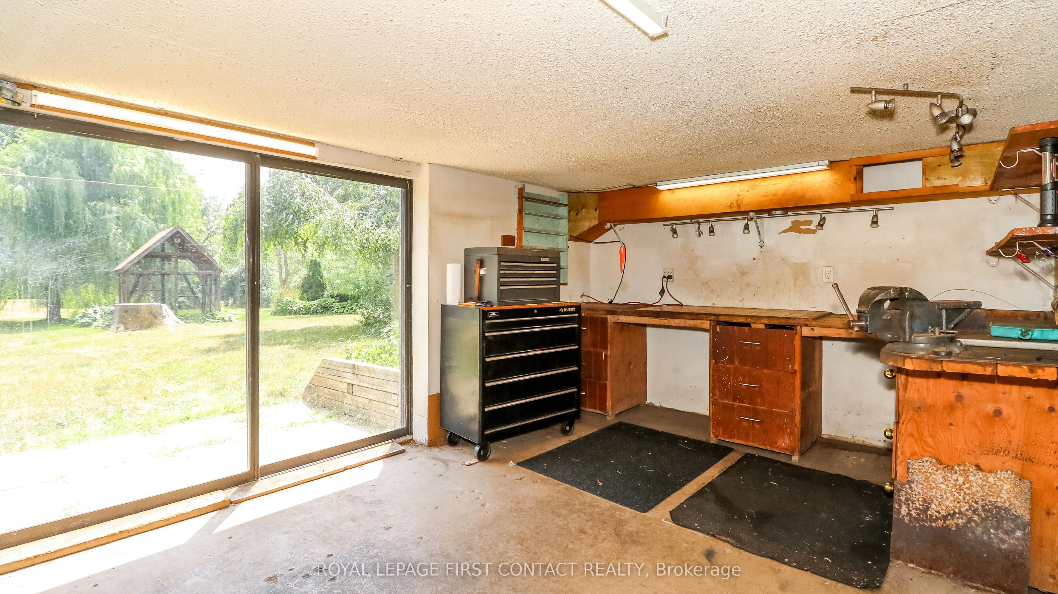 953 Ridge Road W