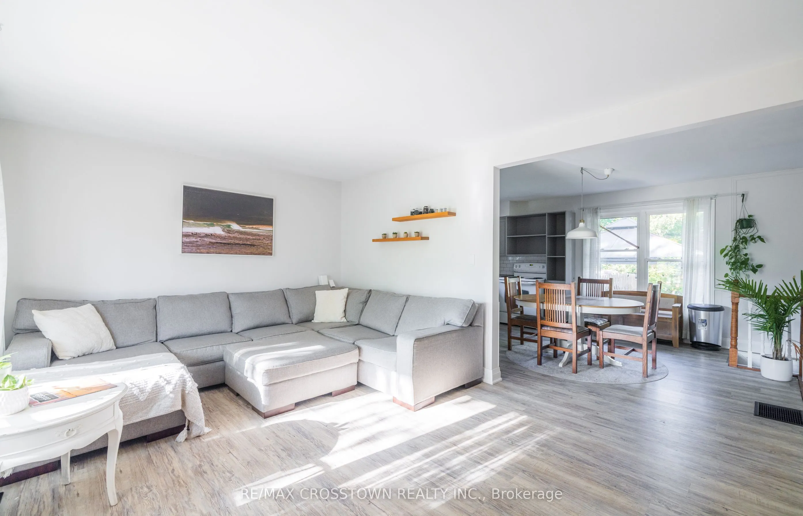 47 Lakeshore Road W