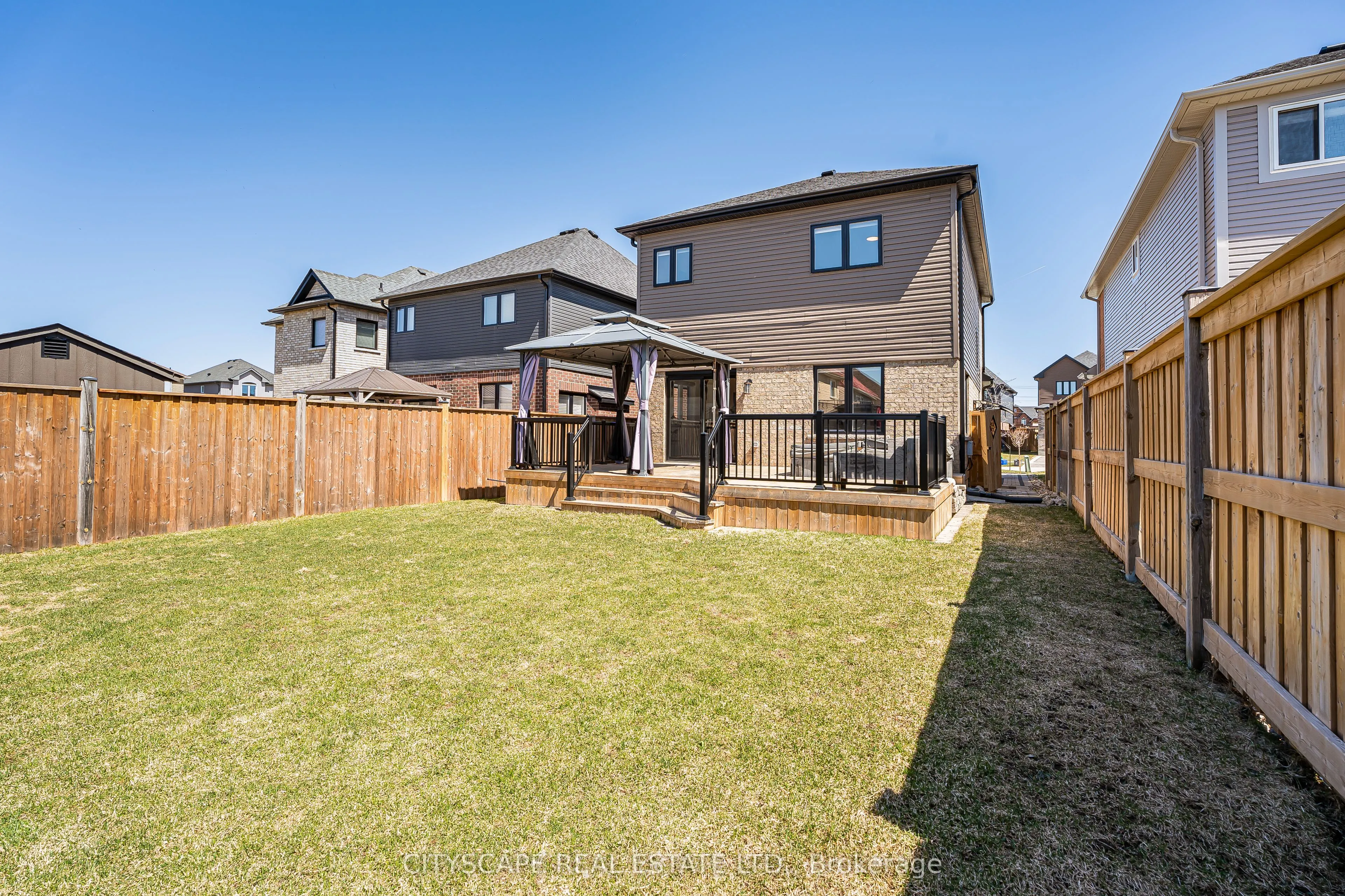 143 Sun King Crescent