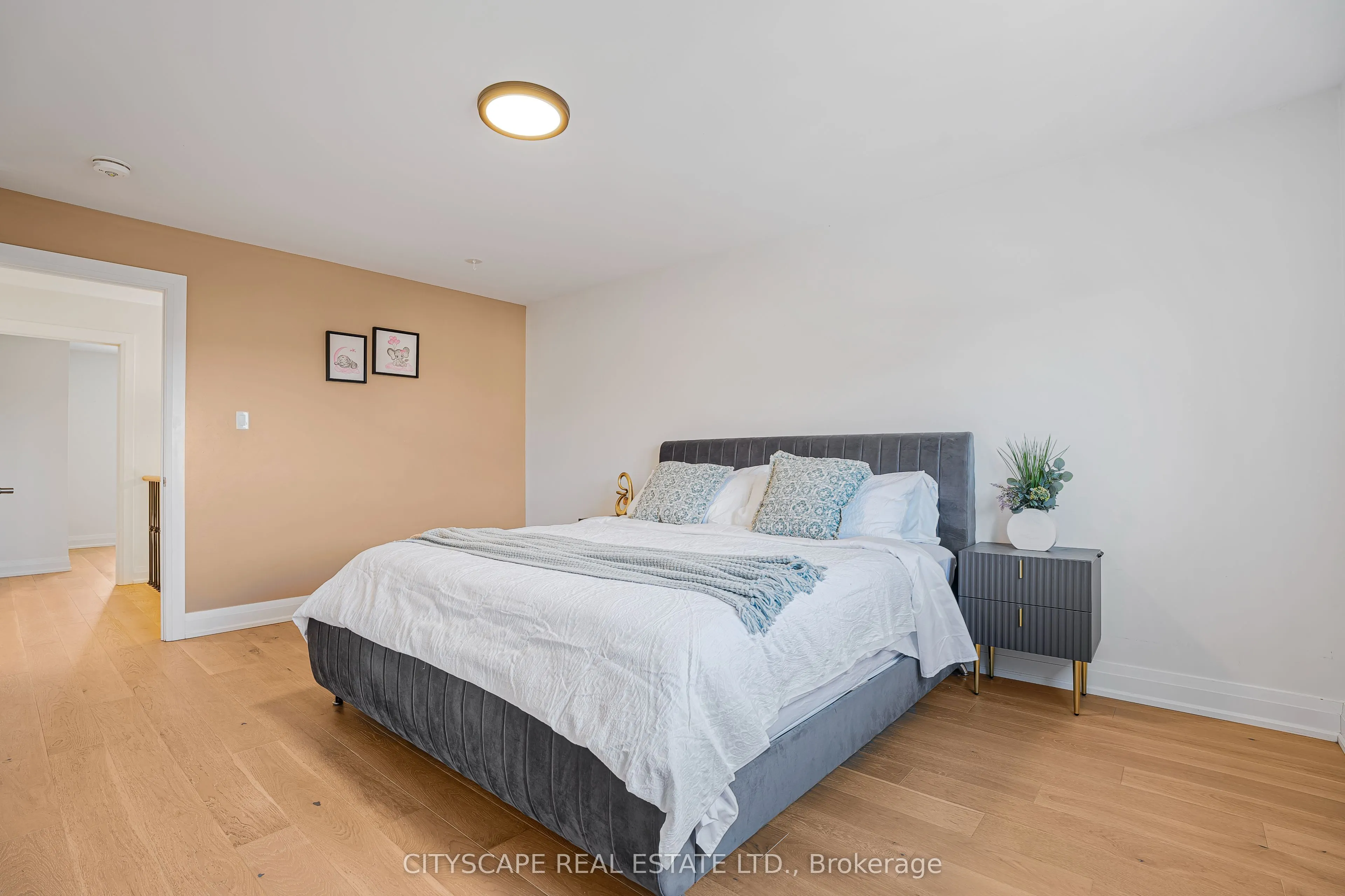 143 Sun King Crescent