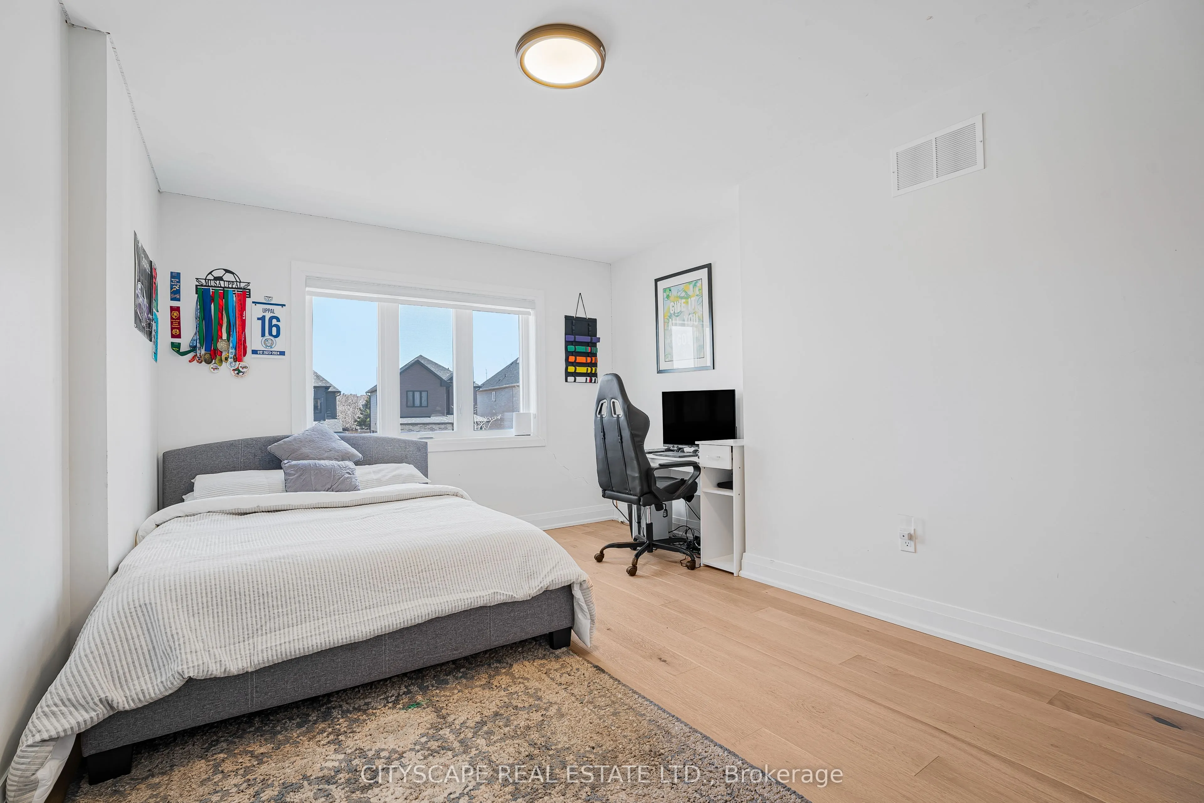 143 Sun King Crescent