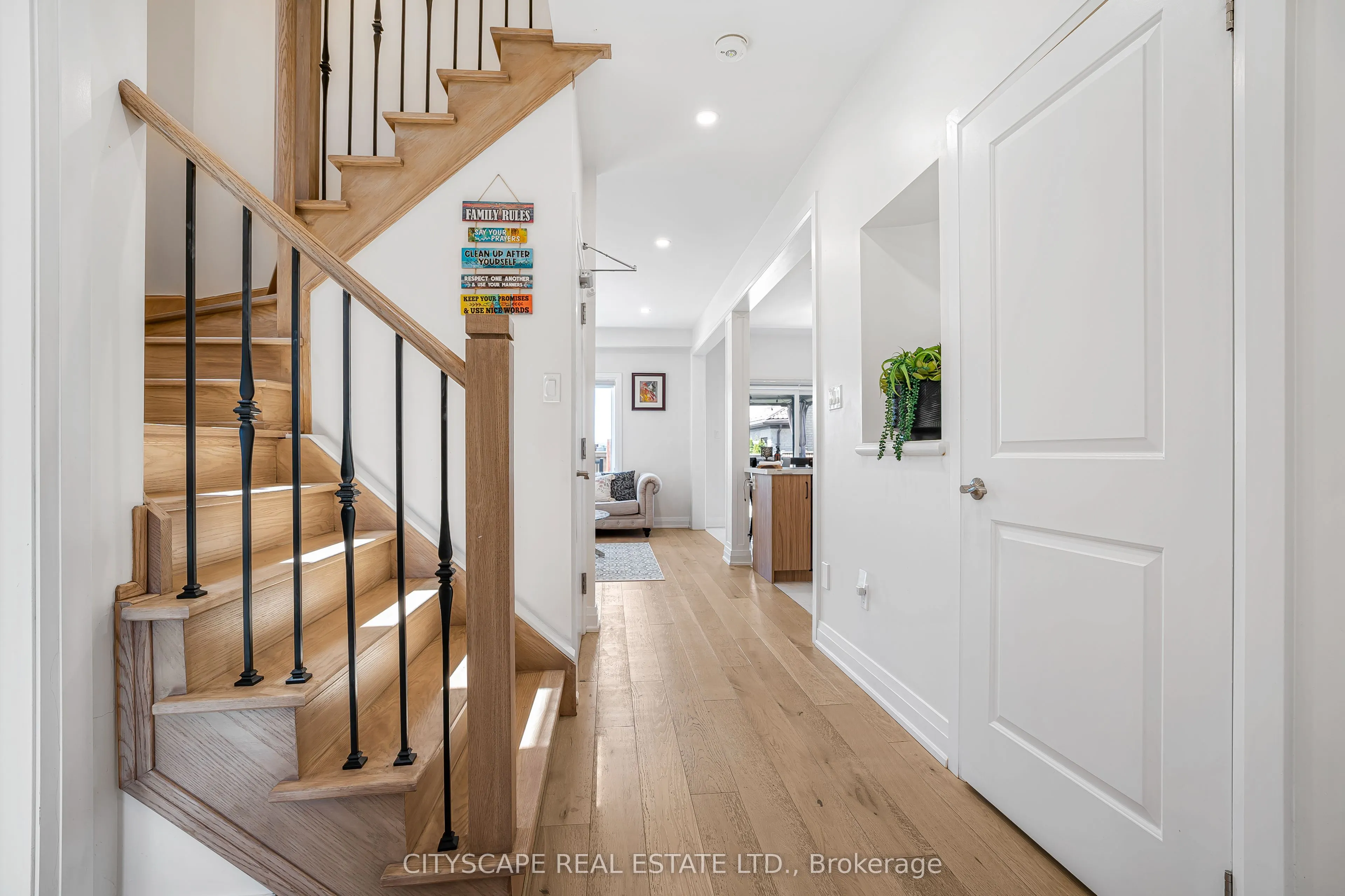 143 Sun King Crescent