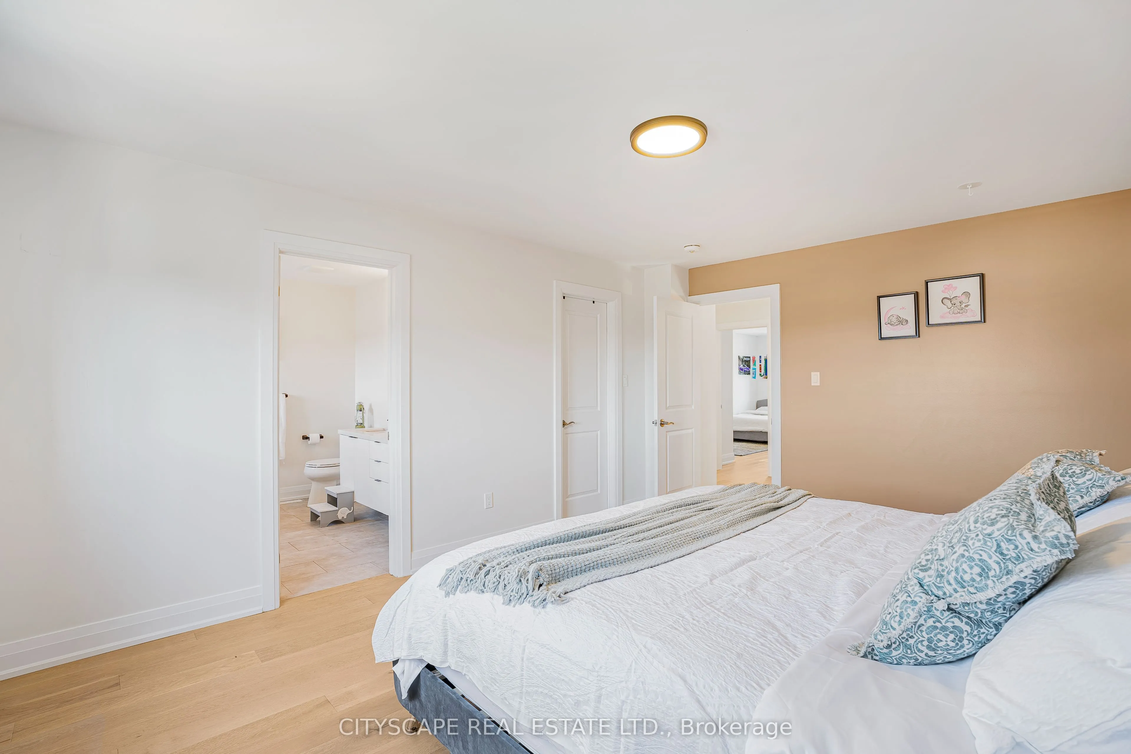 143 Sun King Crescent