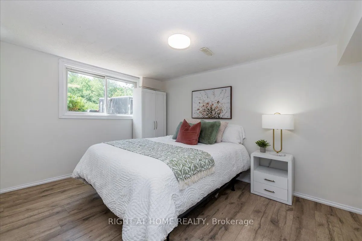 1050 Glen Mhor Crescent