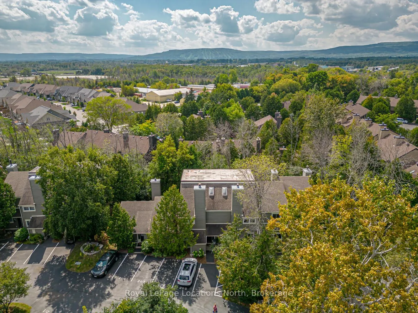 207 ESCARPMENT Crescent, #17