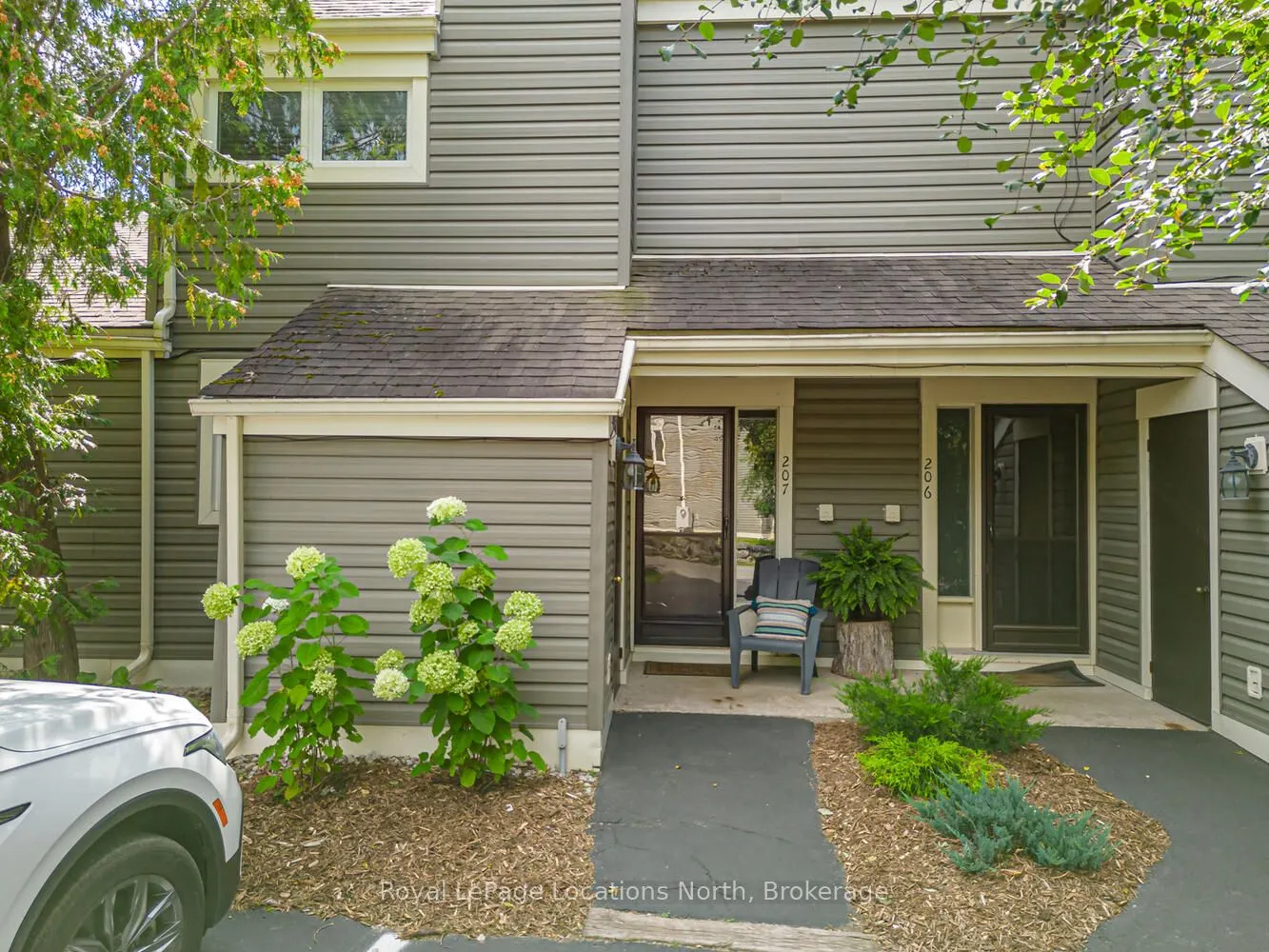 207 ESCARPMENT Crescent, #17