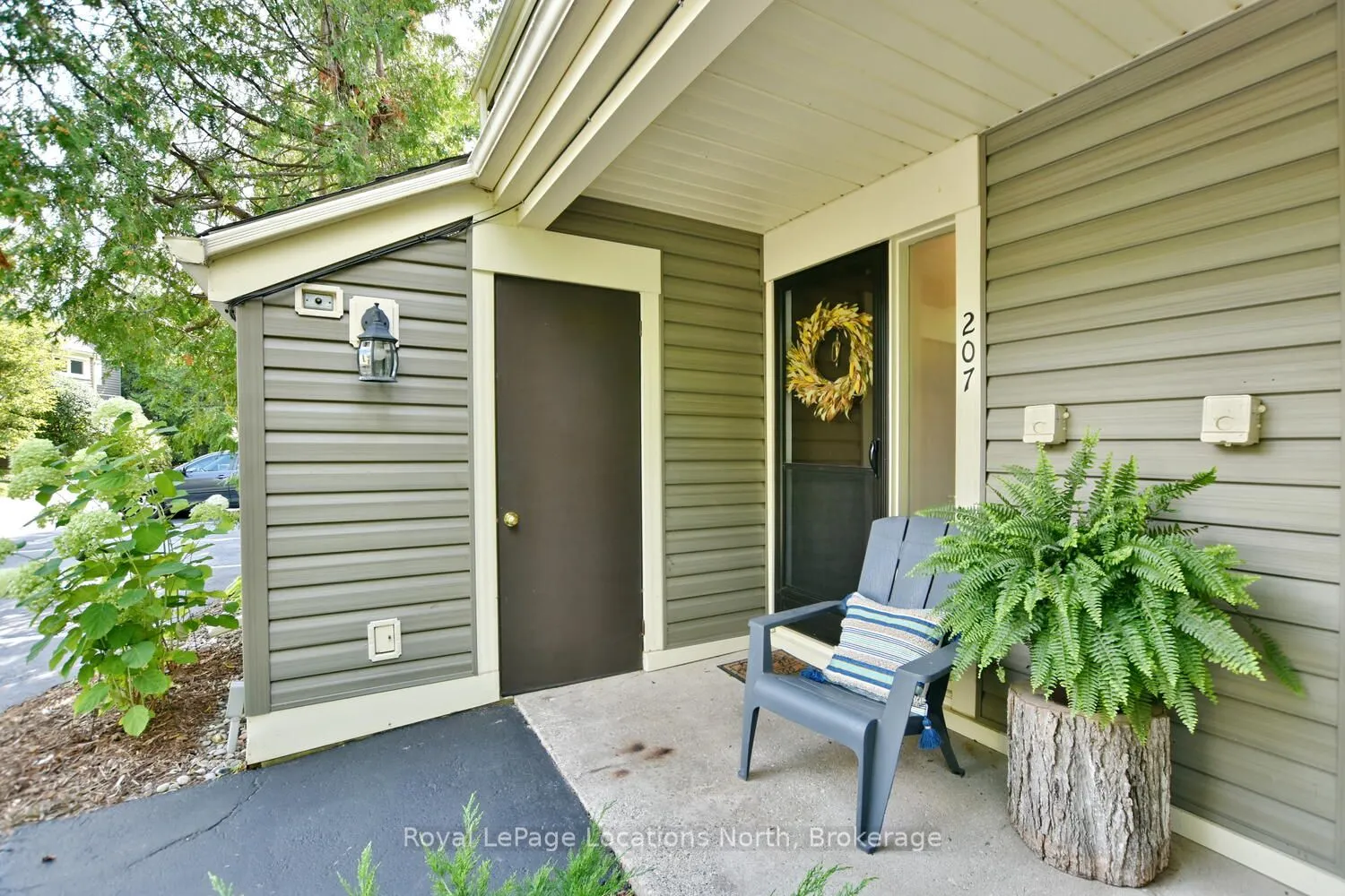 207 ESCARPMENT Crescent, #17