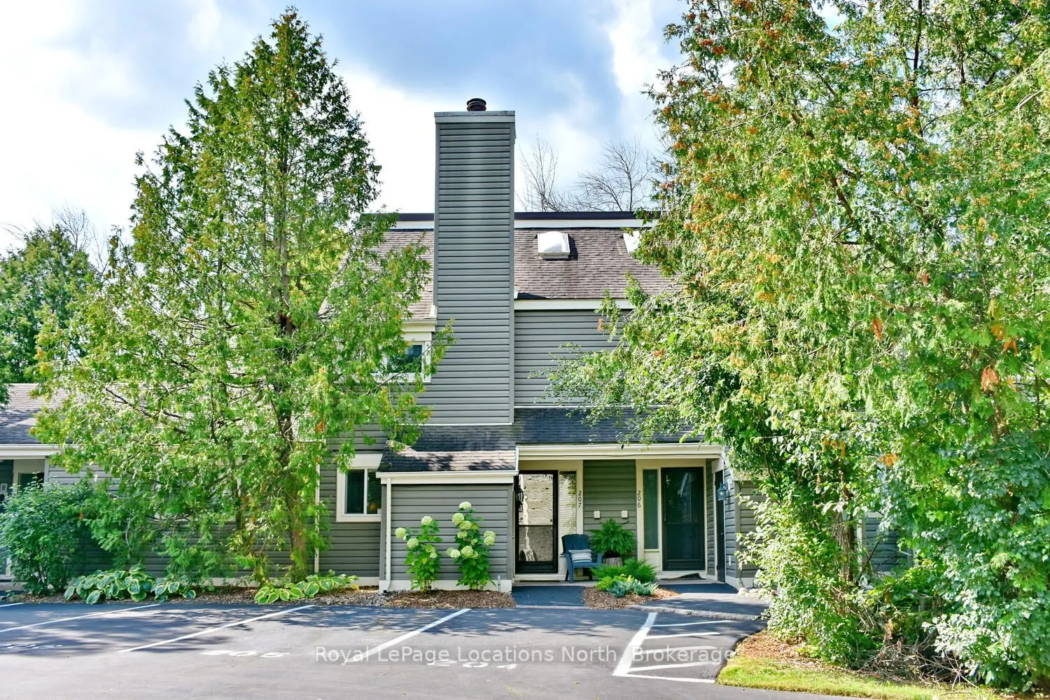 207 ESCARPMENT Crescent, #17