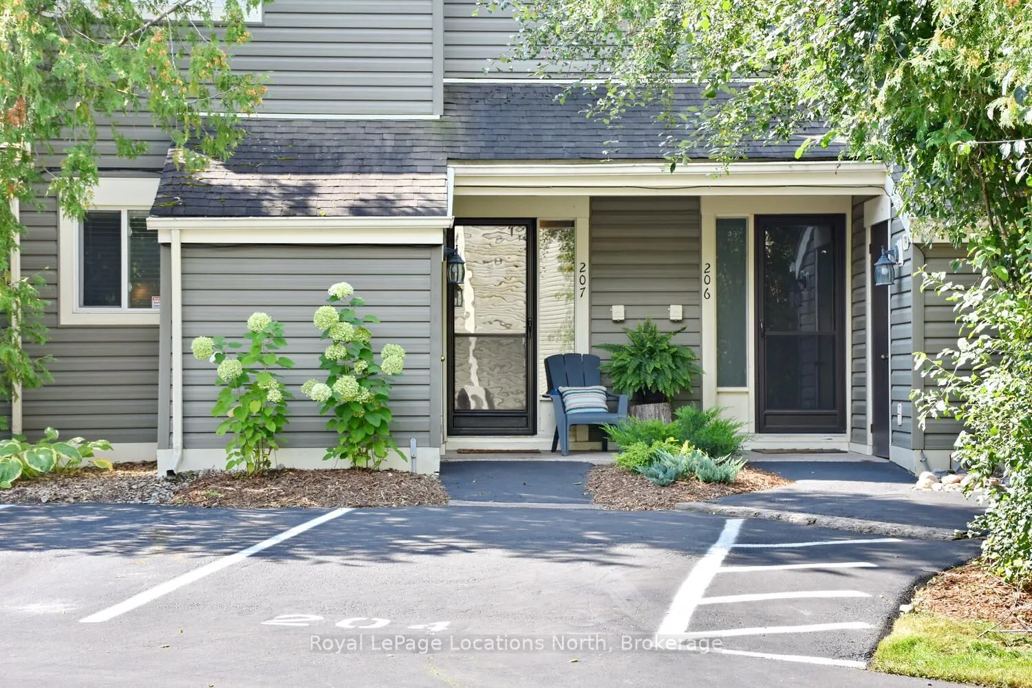 207 ESCARPMENT Crescent, #17