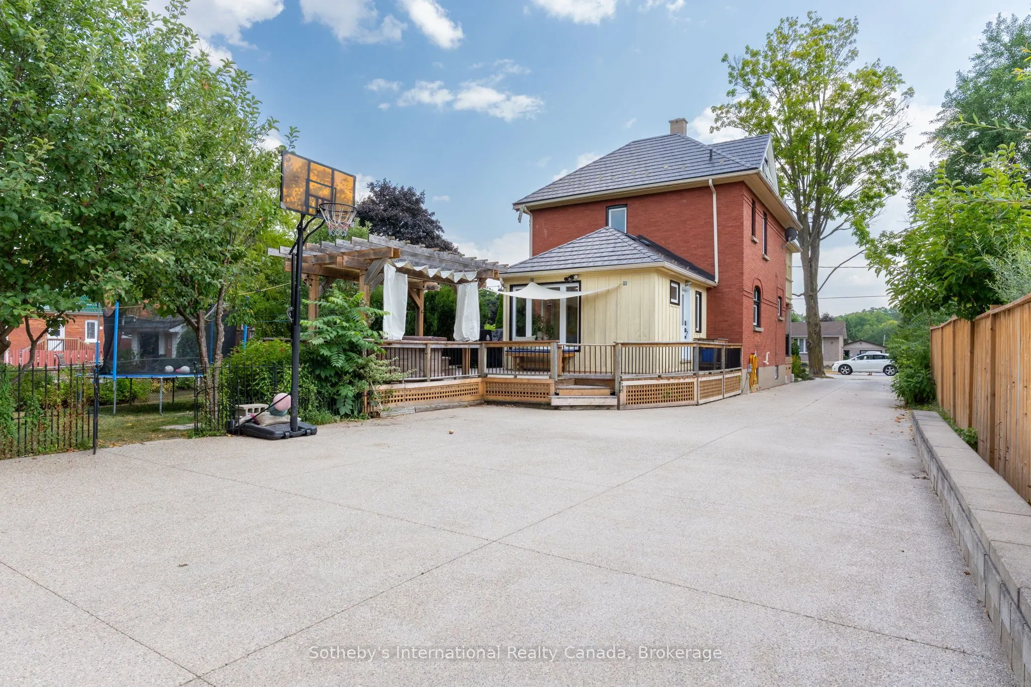 12 Elizabeth Street W