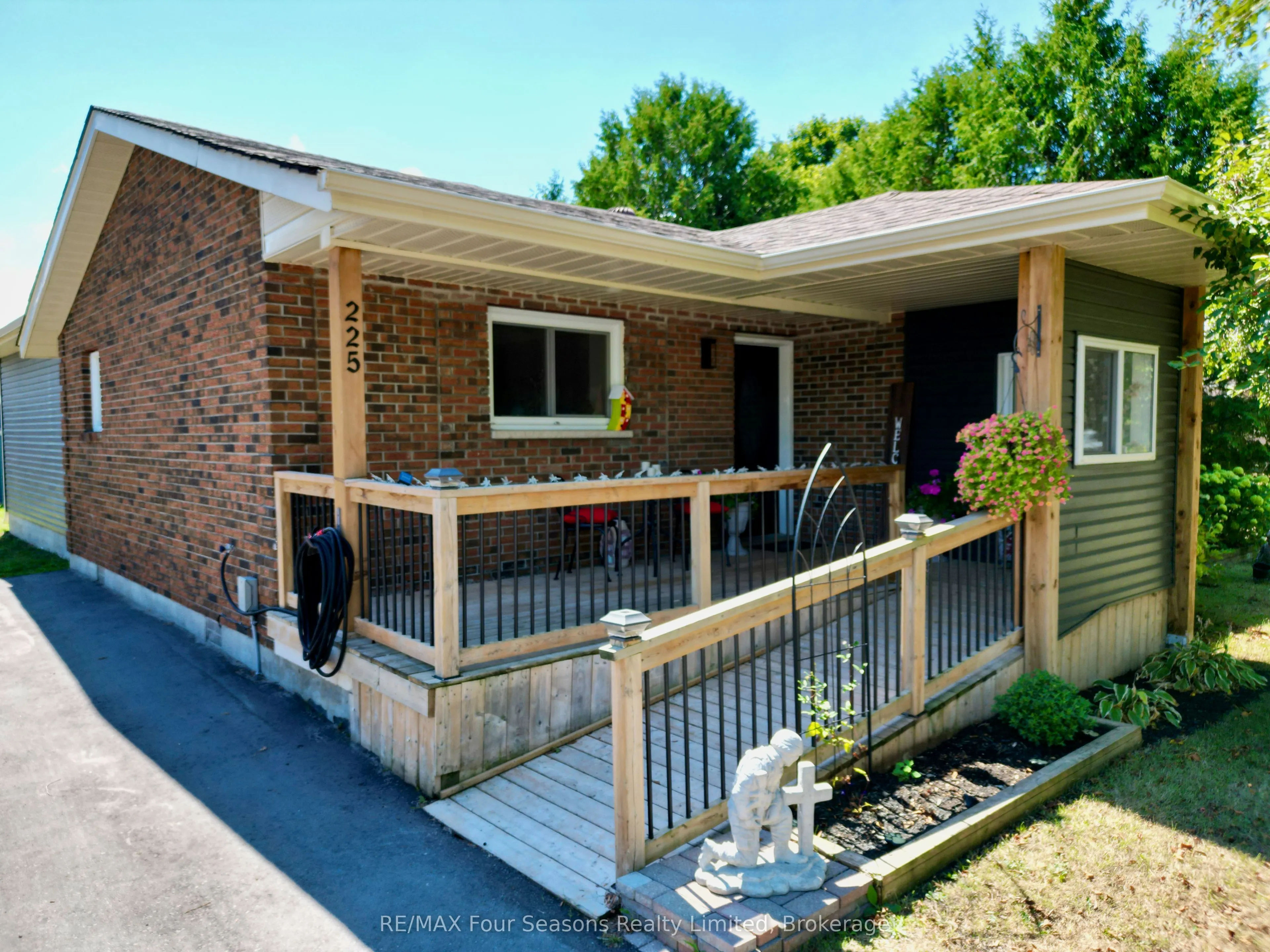 225 CHRISTOPHER Street