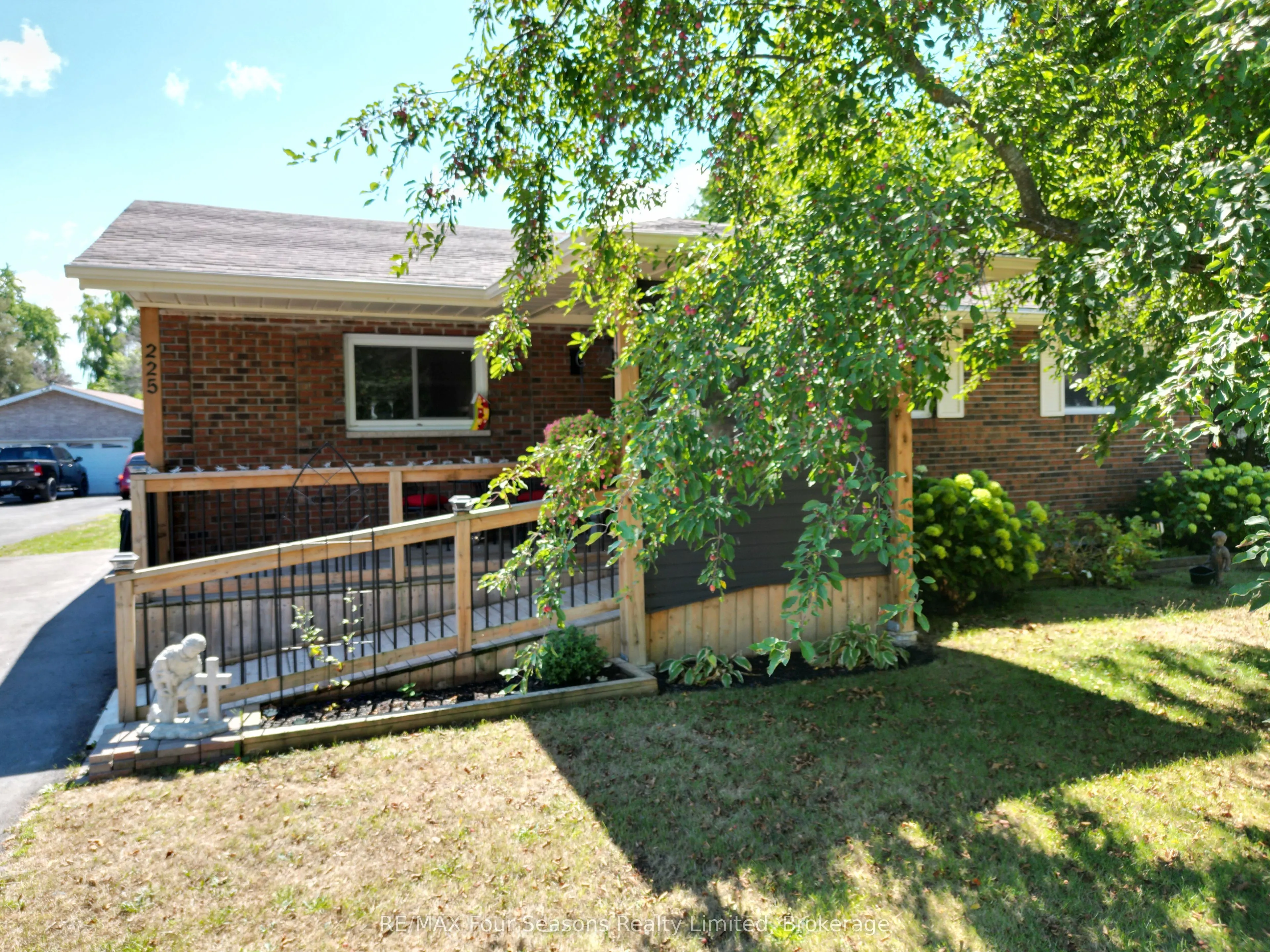 225 CHRISTOPHER Street