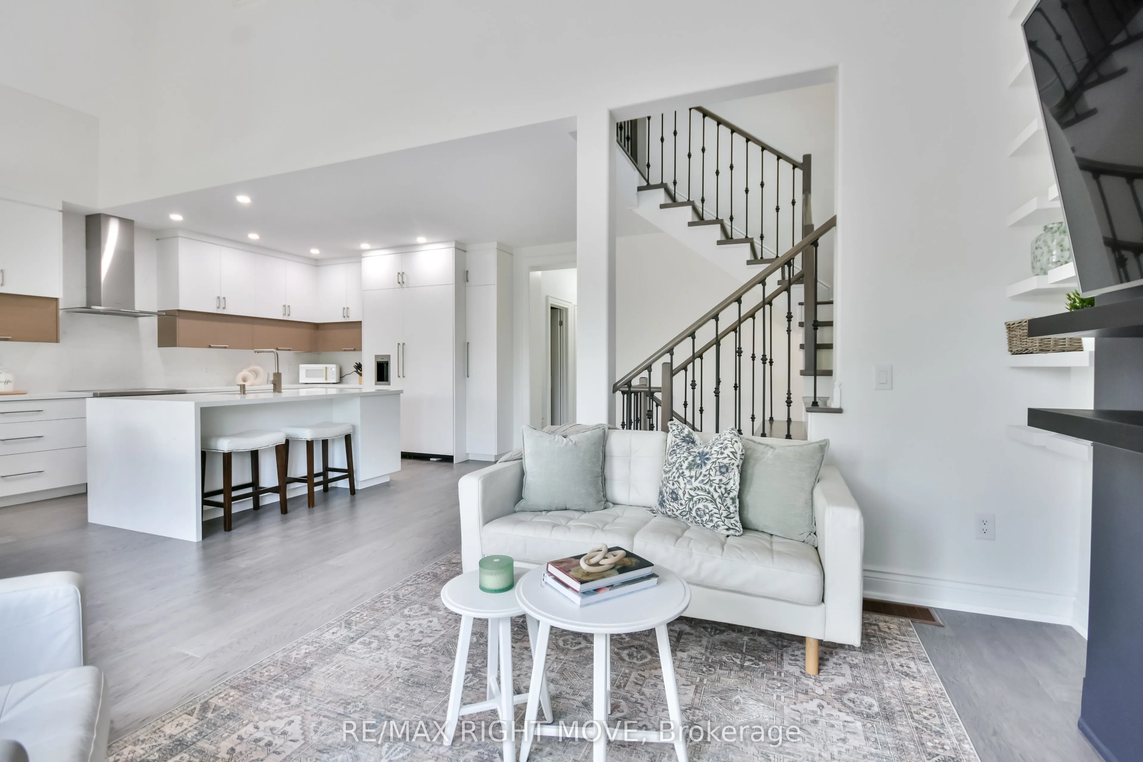 10 INVERMARA Court, #28
