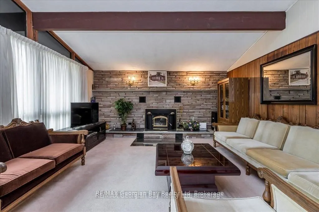 25 Tall Pines Drive W