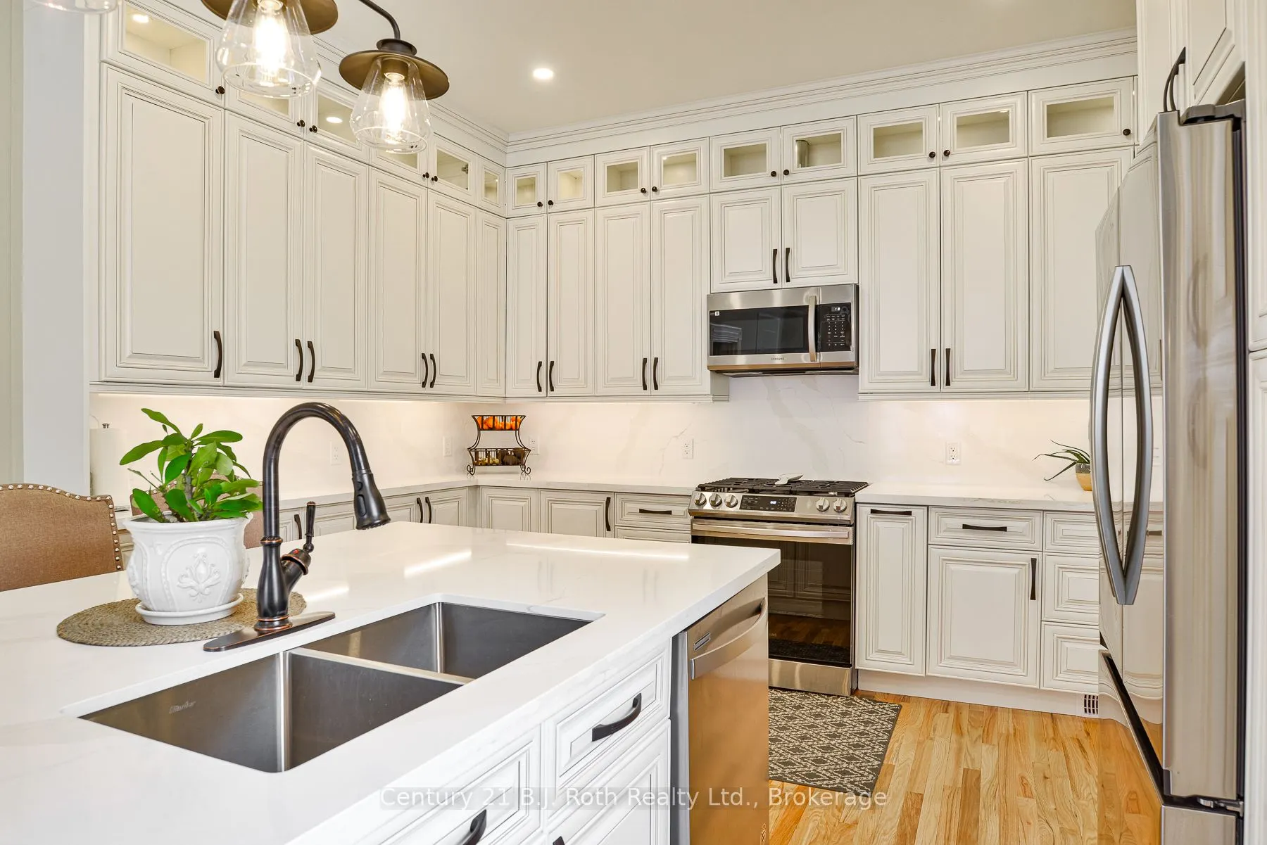 241 Mississaga Street W