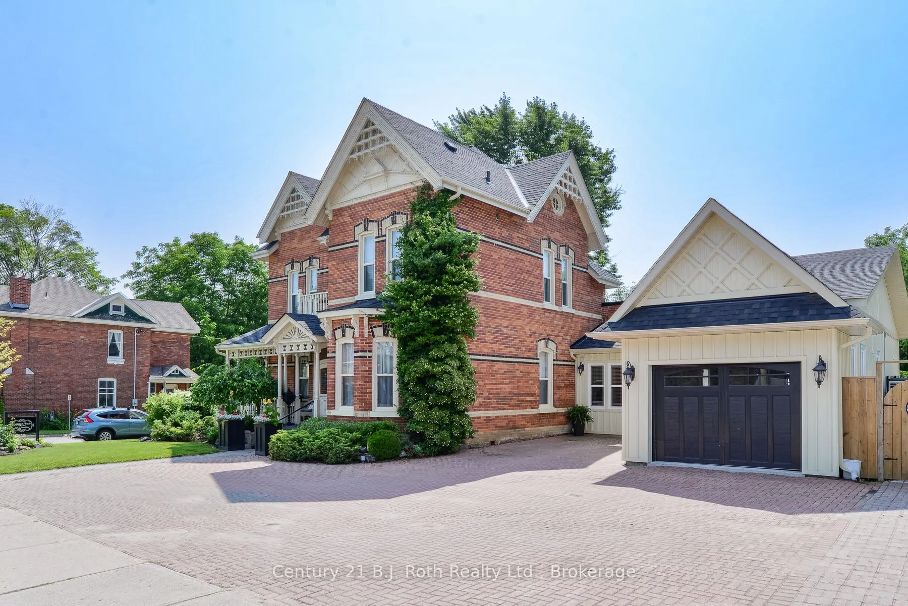 241 Mississaga Street W
