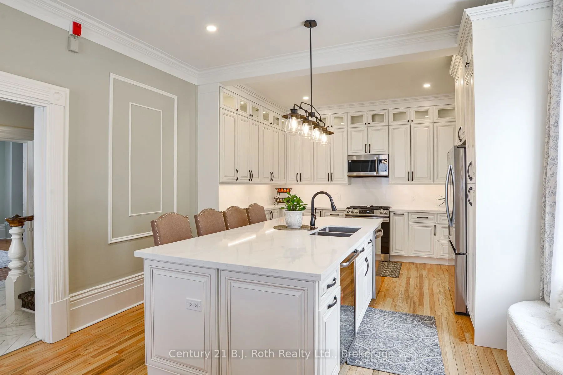 241 Mississaga Street W