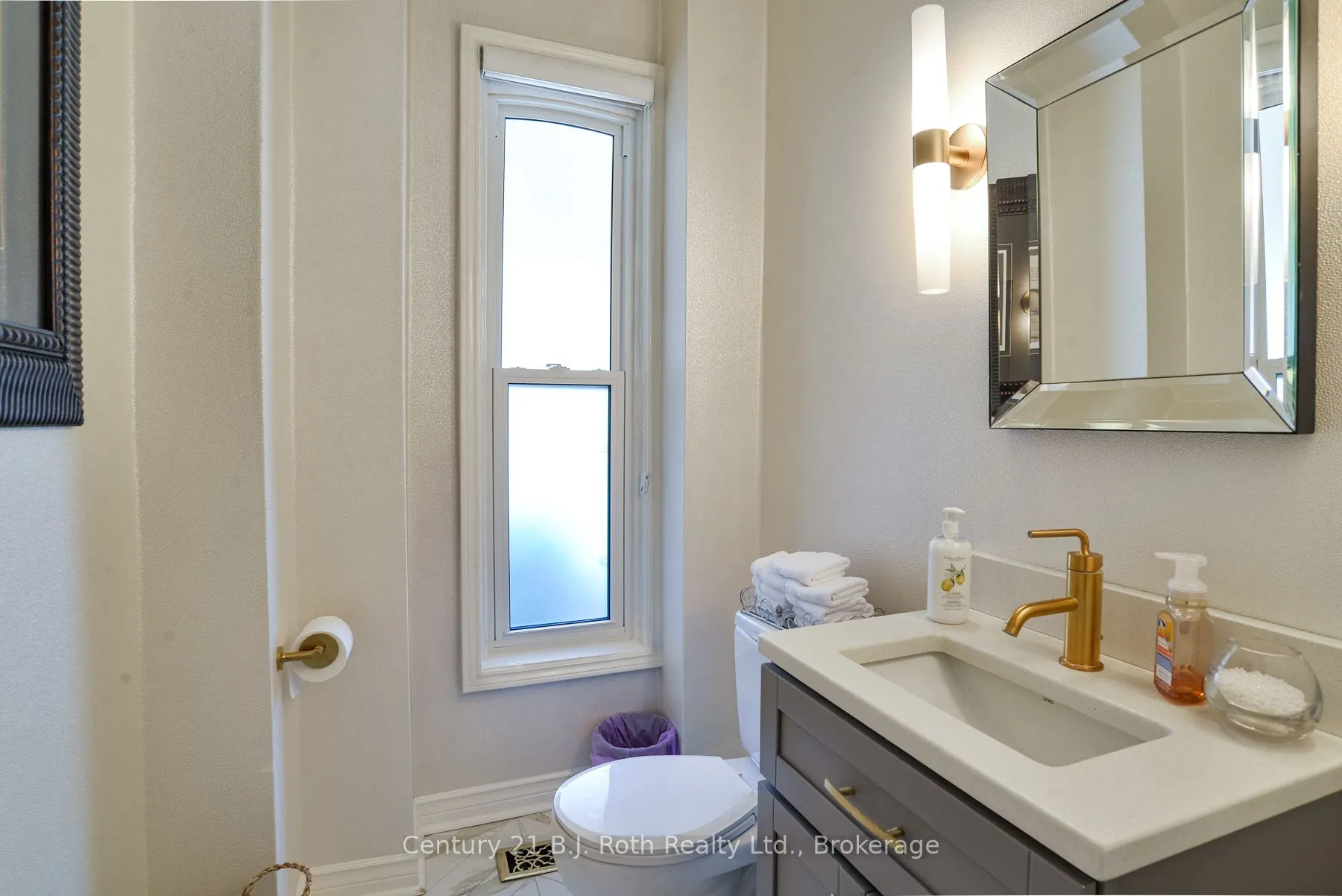 241 Mississaga Street W