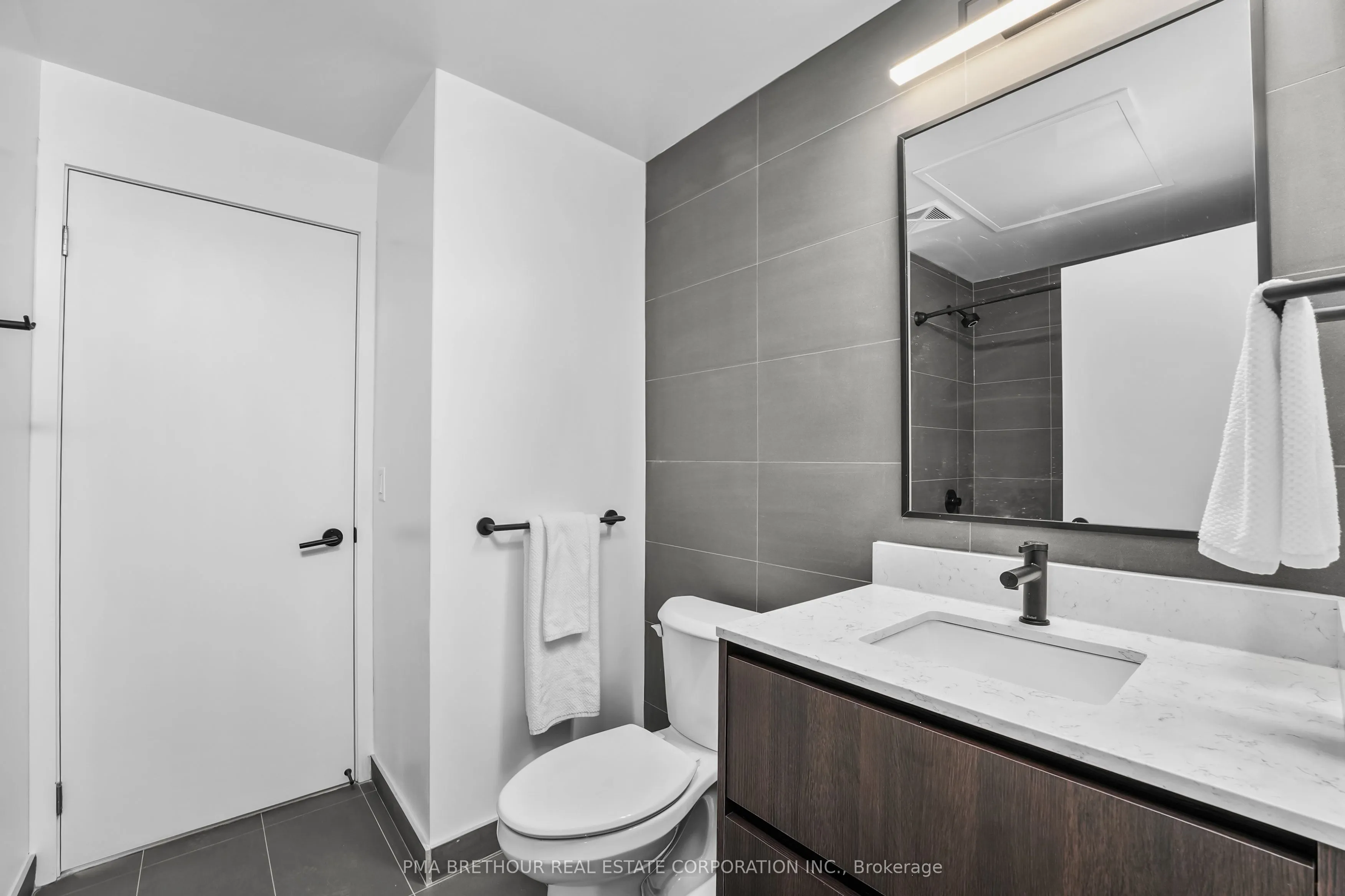 31 Huron Street, #208