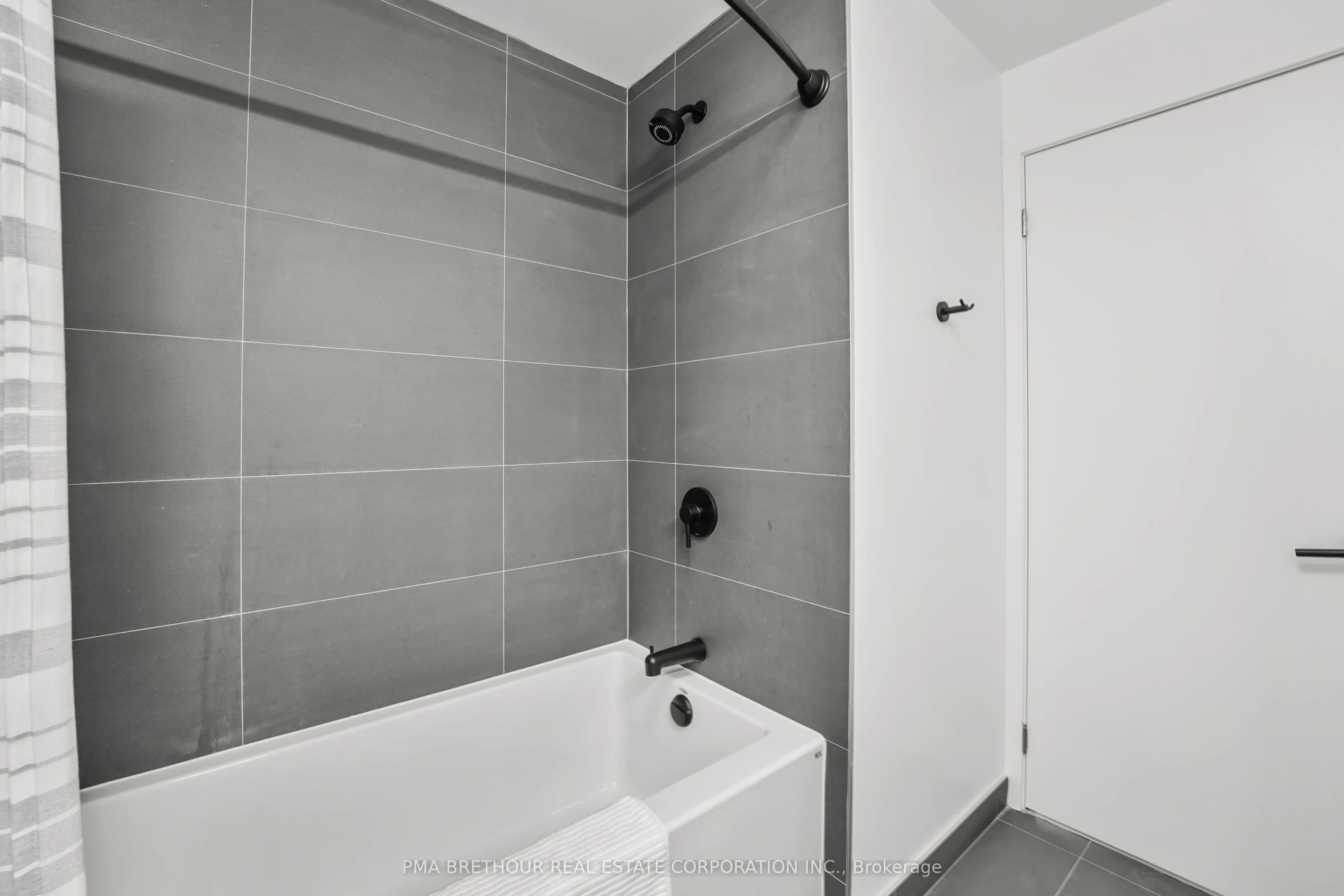 31 Huron Street, #208