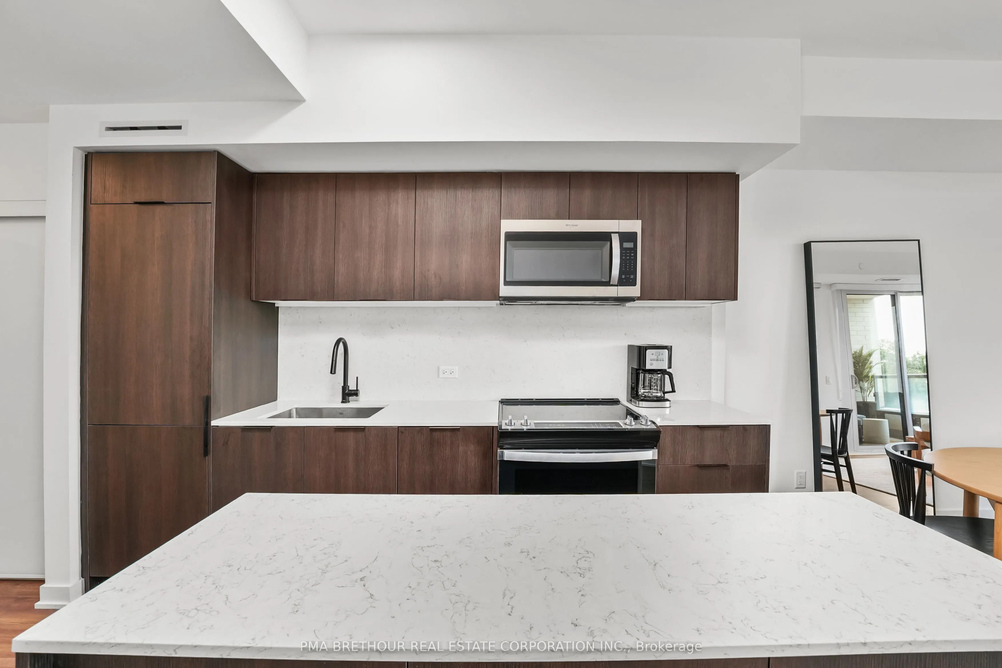 31 Huron Street, #208