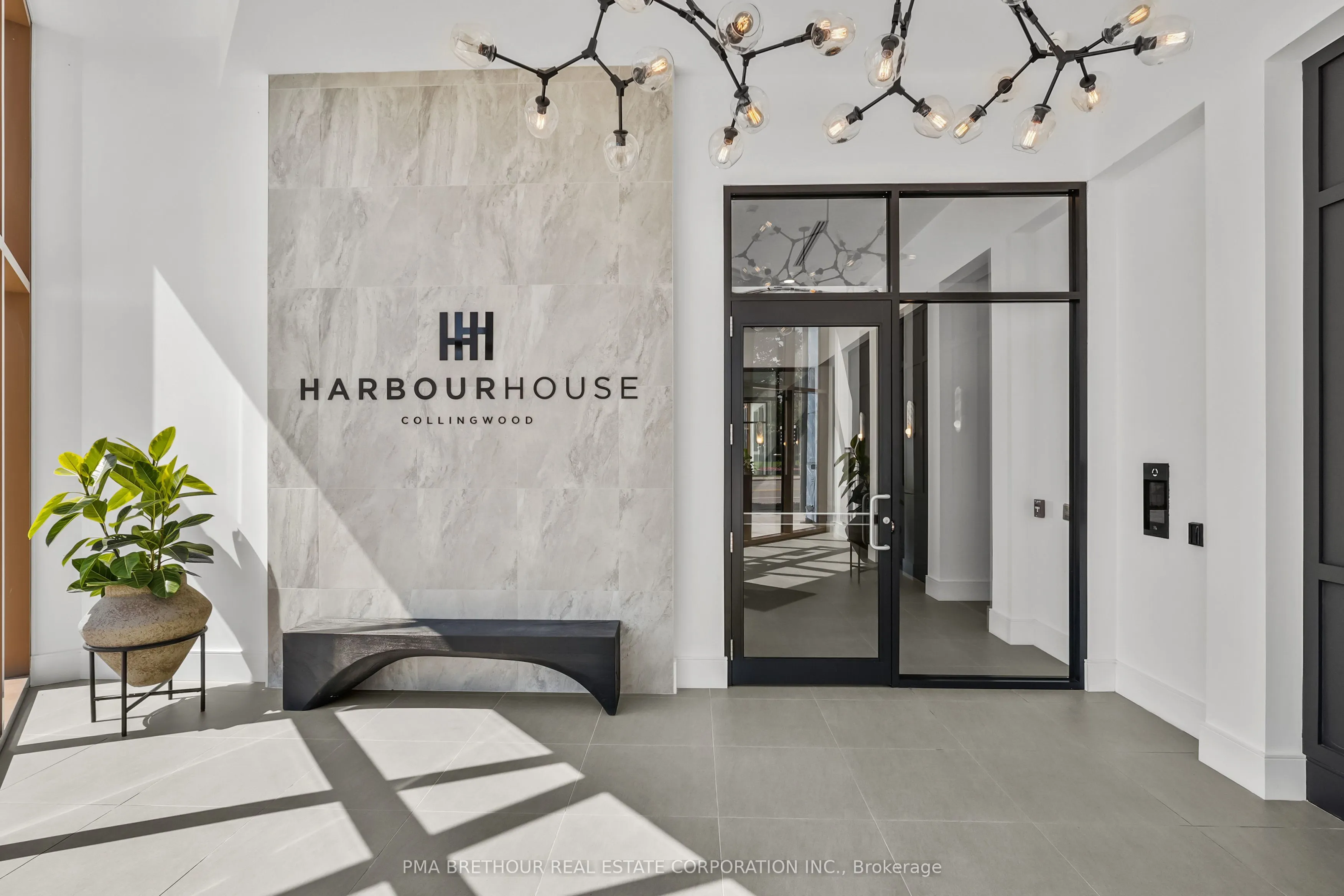 31 Huron Street, #208