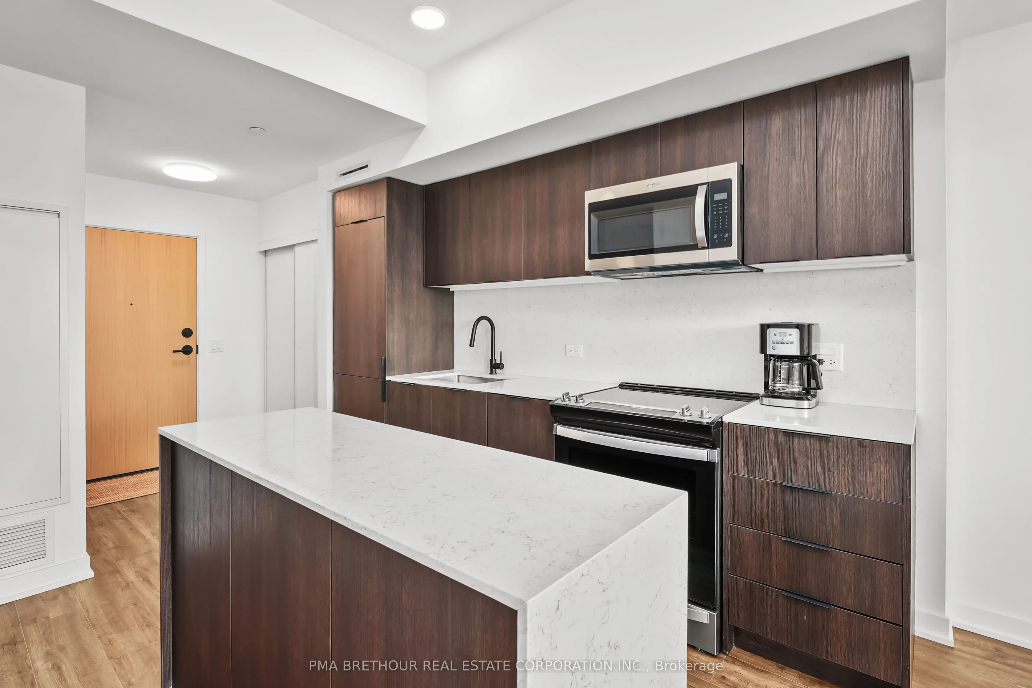 31 Huron Street, #208