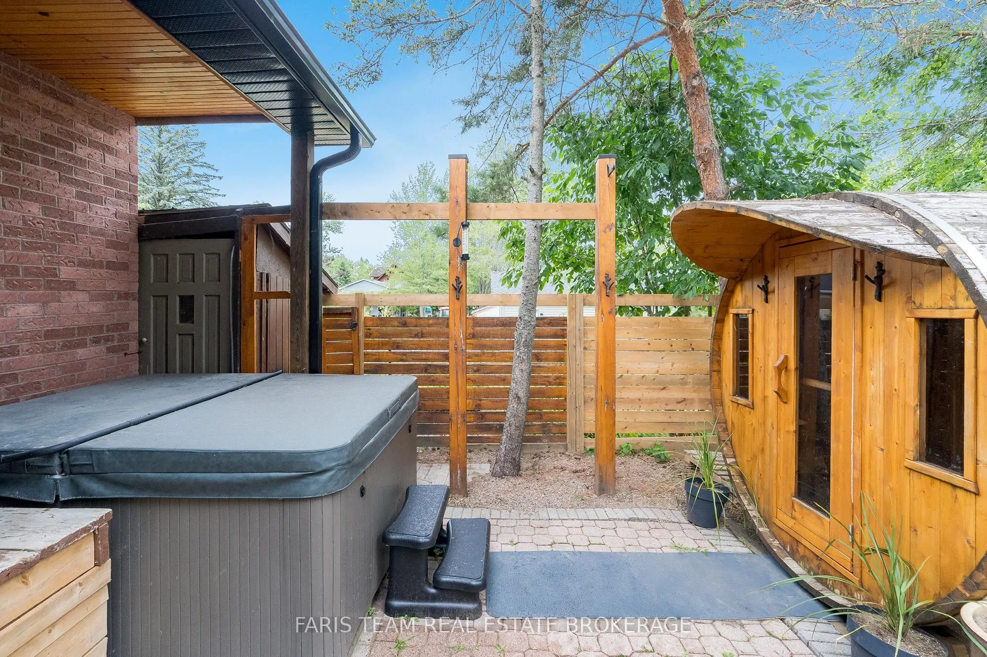 2668 Westshore Crescent