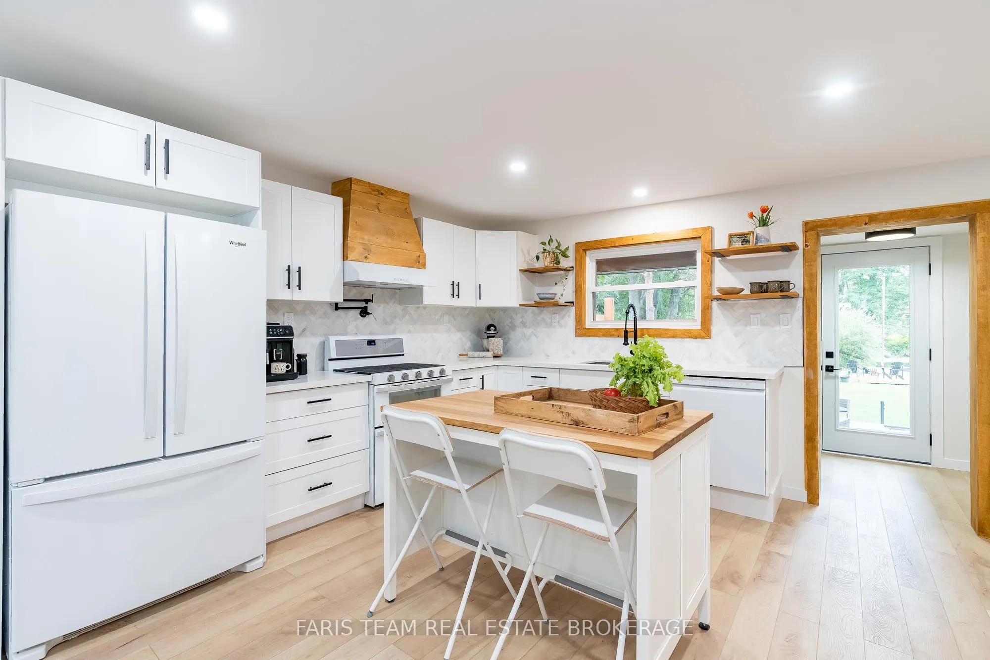 2668 Westshore Crescent
