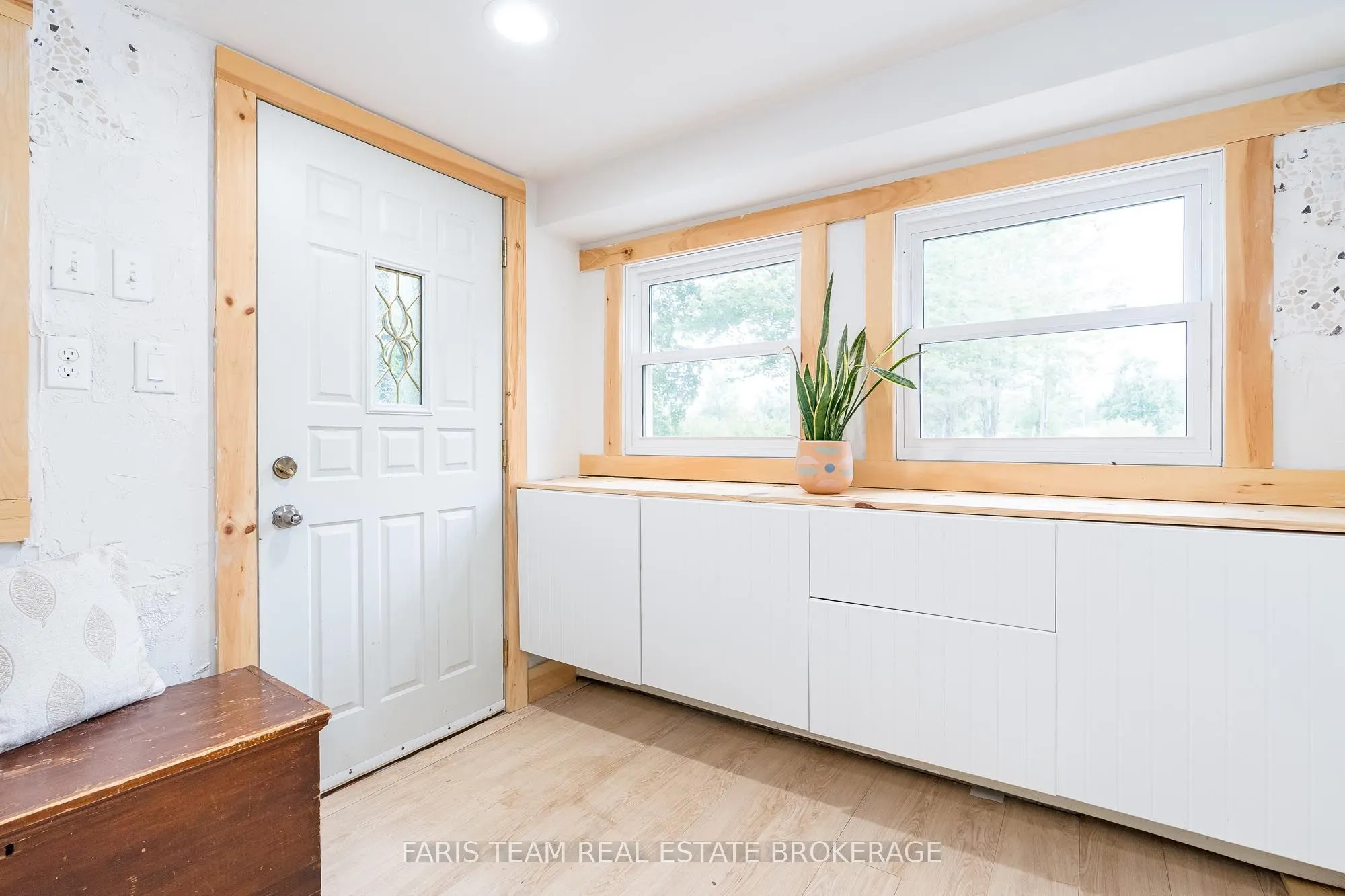 2668 Westshore Crescent
