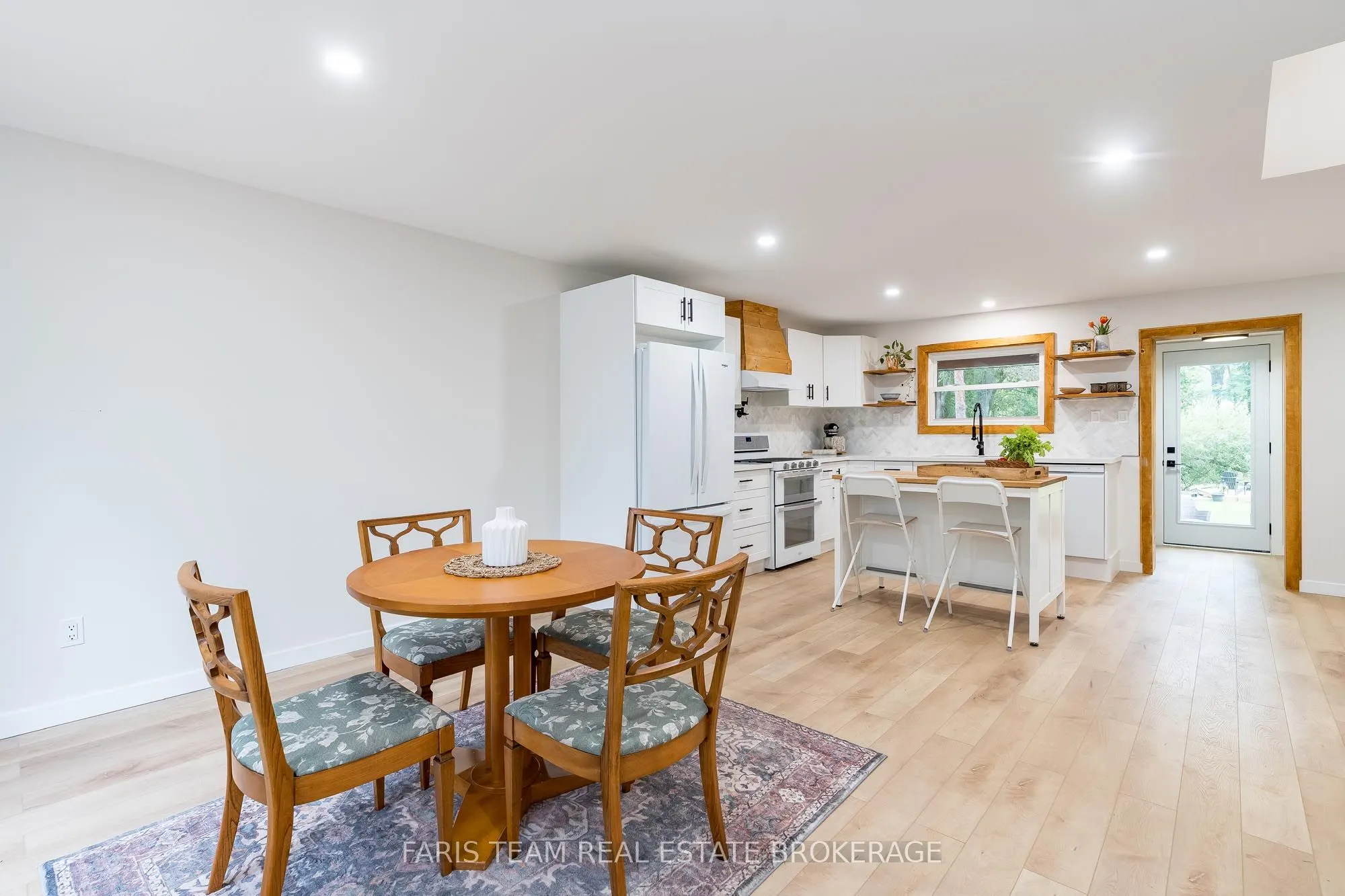 2668 Westshore Crescent
