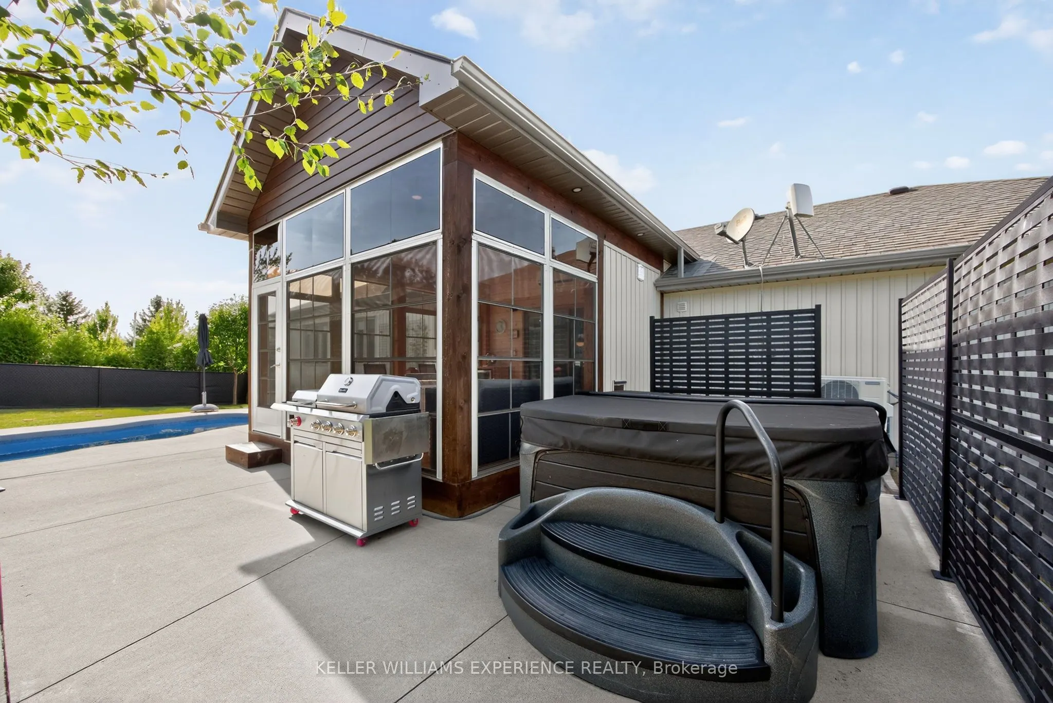 1435 15 16th Side Road E