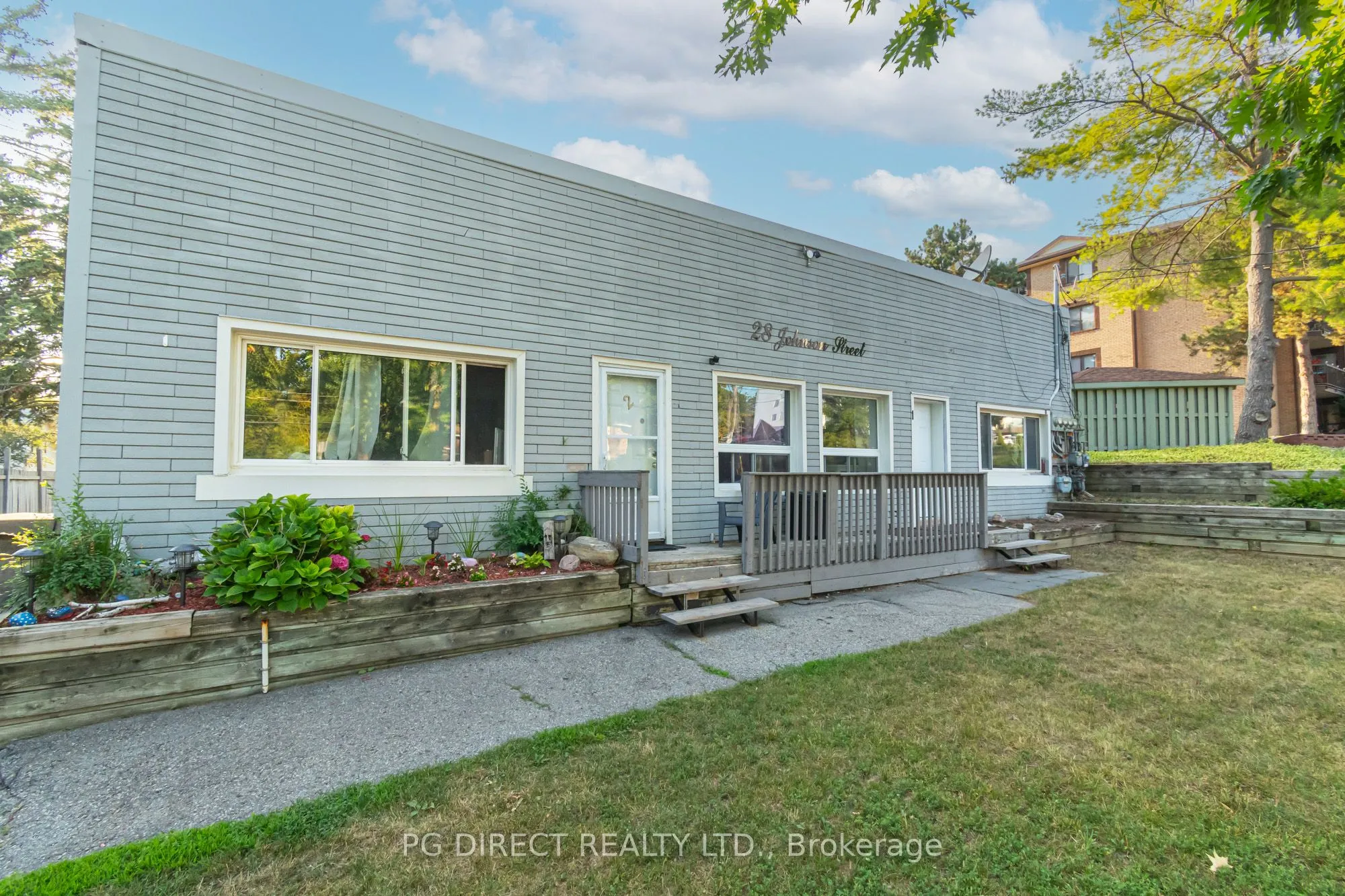 28 Johnson Street N